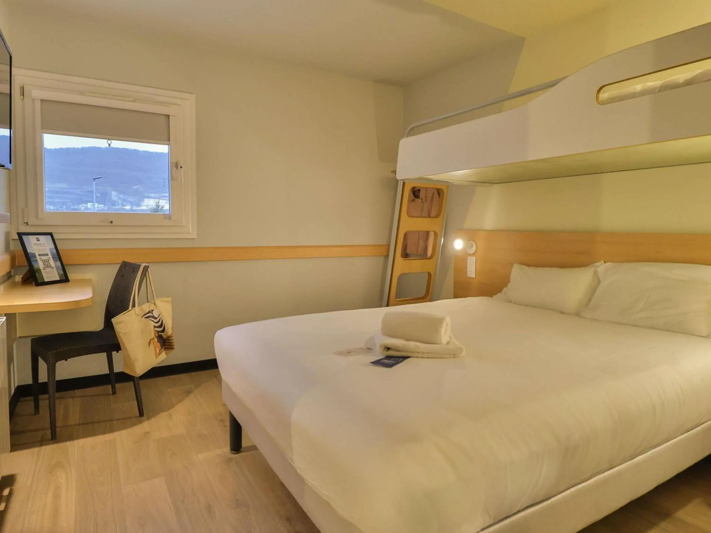 Triple Room with One Double Bed and One Bunk Bed in Hotel ibis budget Aix Les Bains - Grésy Triple Room with One Double Bed and One Bunk Bed in Hotel ibis budget Aix Les Bains - Grésy