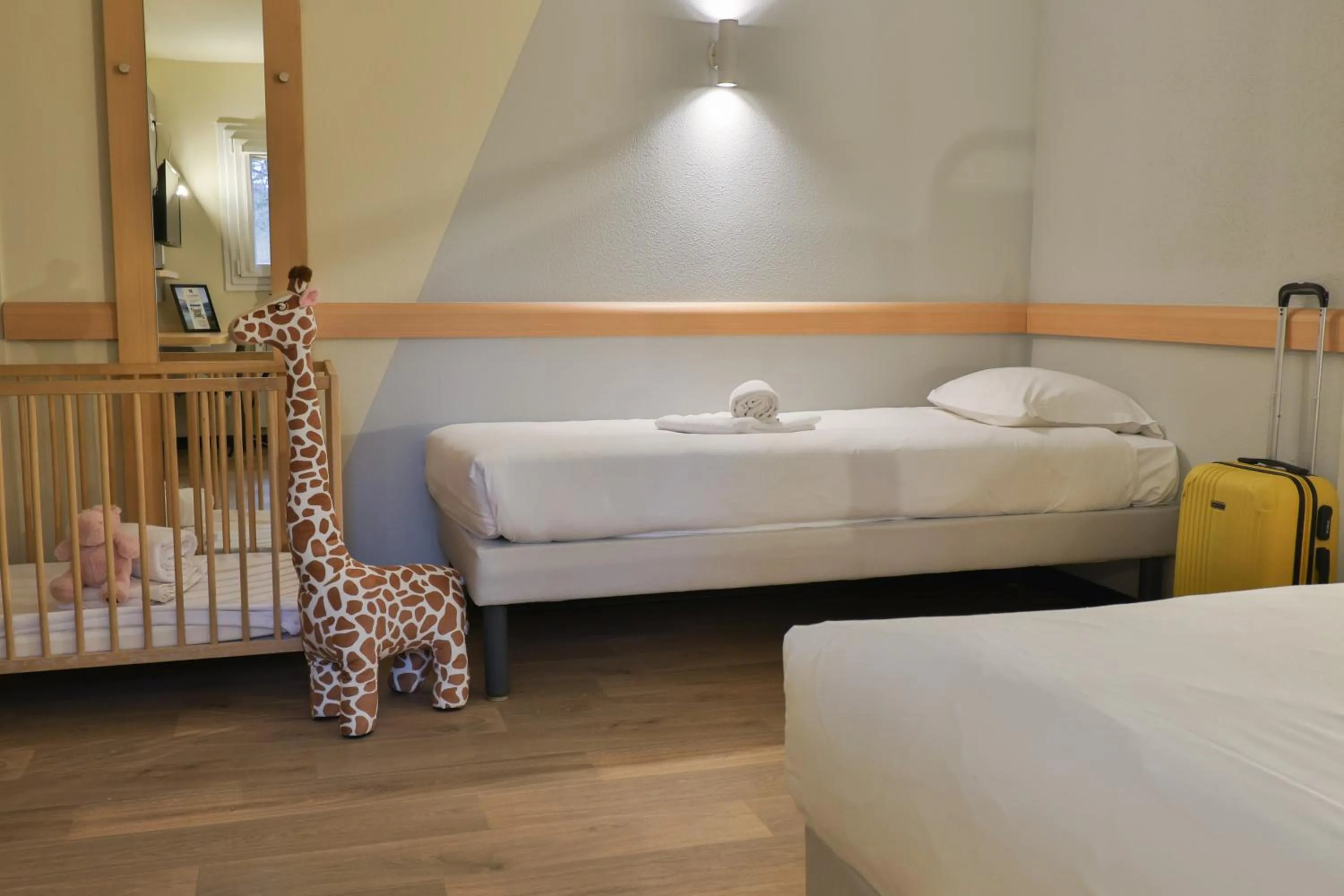 Bedroom, Bed in Hotel ibis budget Aix Les Bains - Grésy