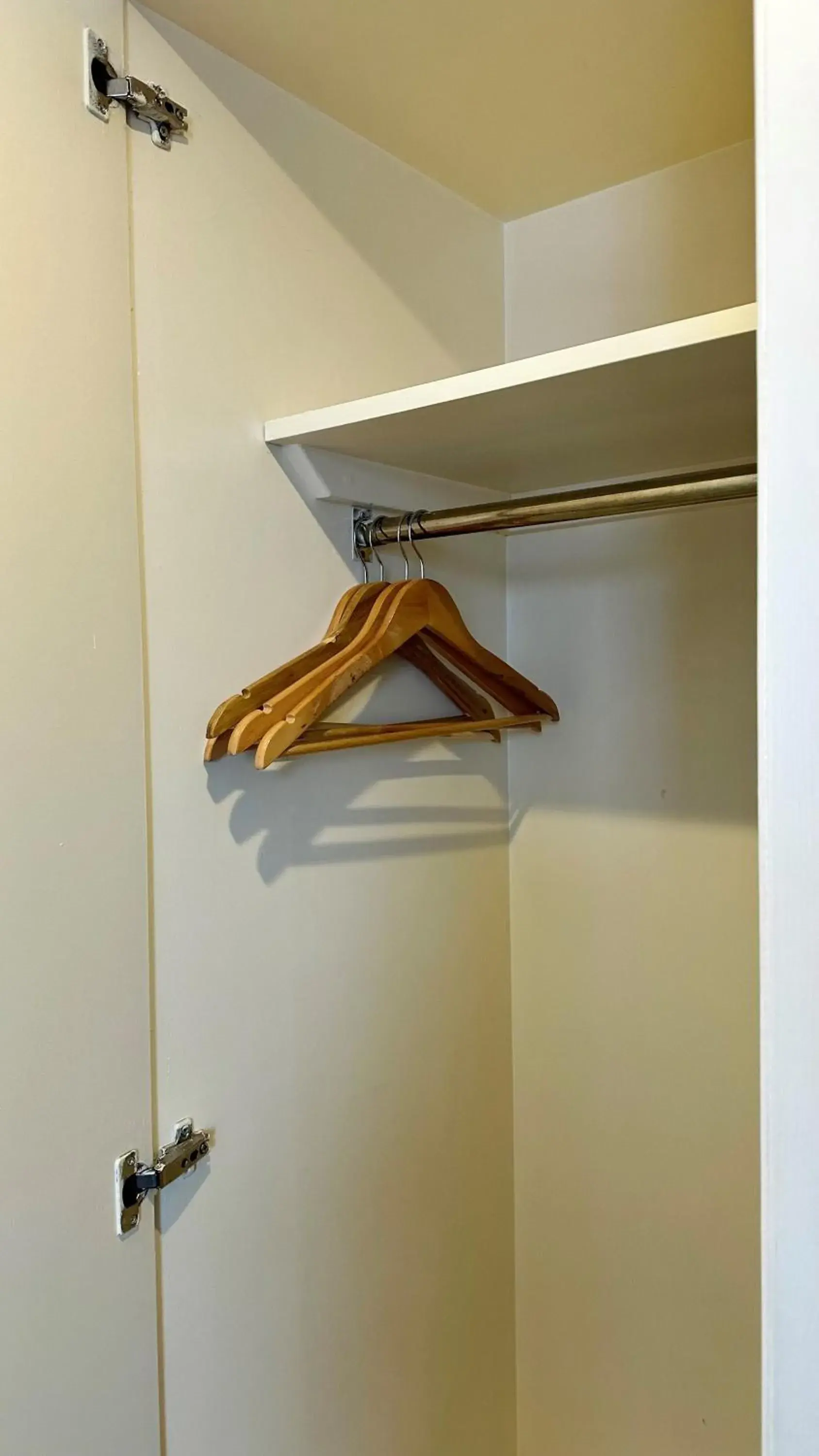 wardrobe in Smart Hyde Park View wardrobe in Smart Hyde Park View
