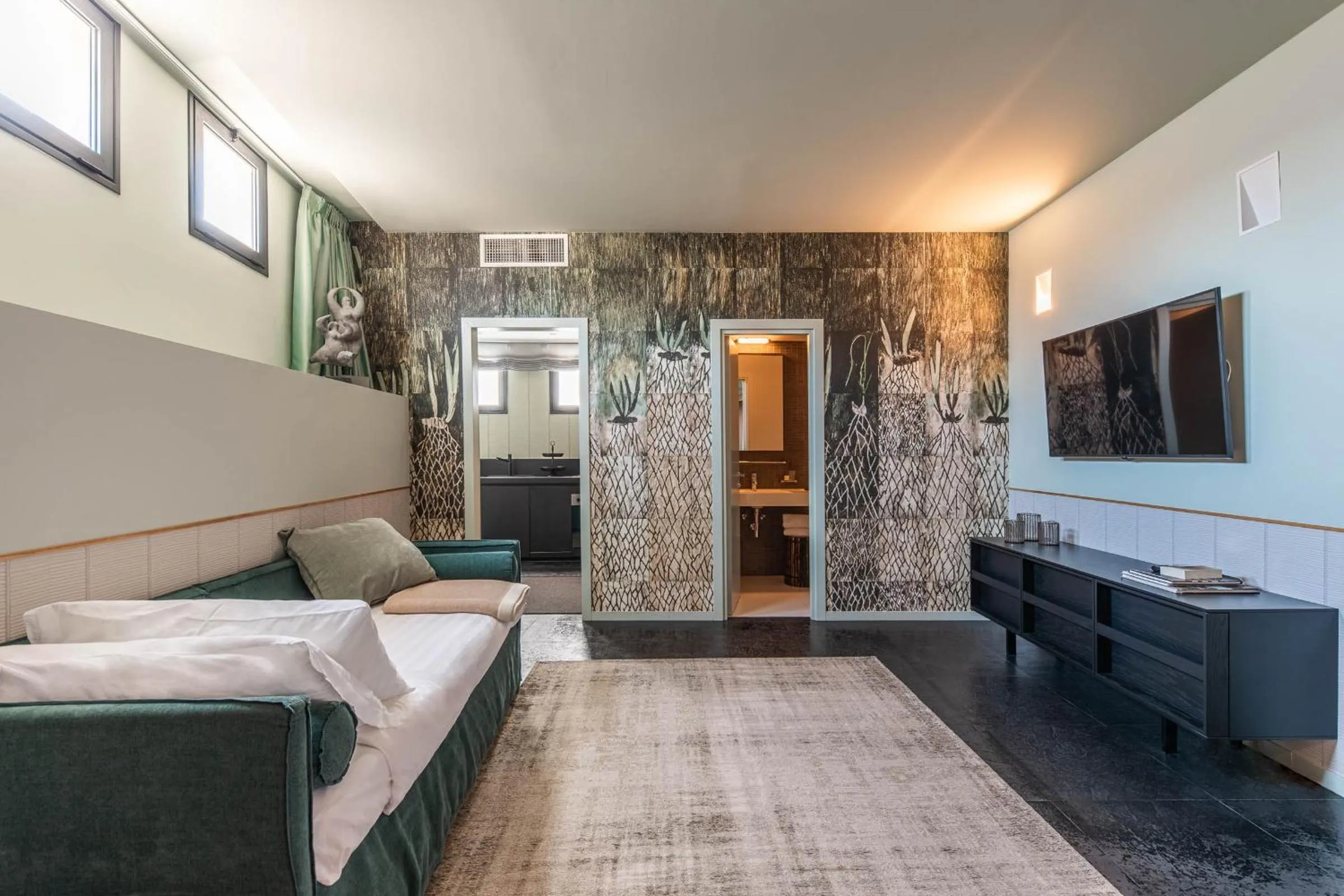 Seating area, Bed in Arco Vecchio Urban Suite - Epoca Collection