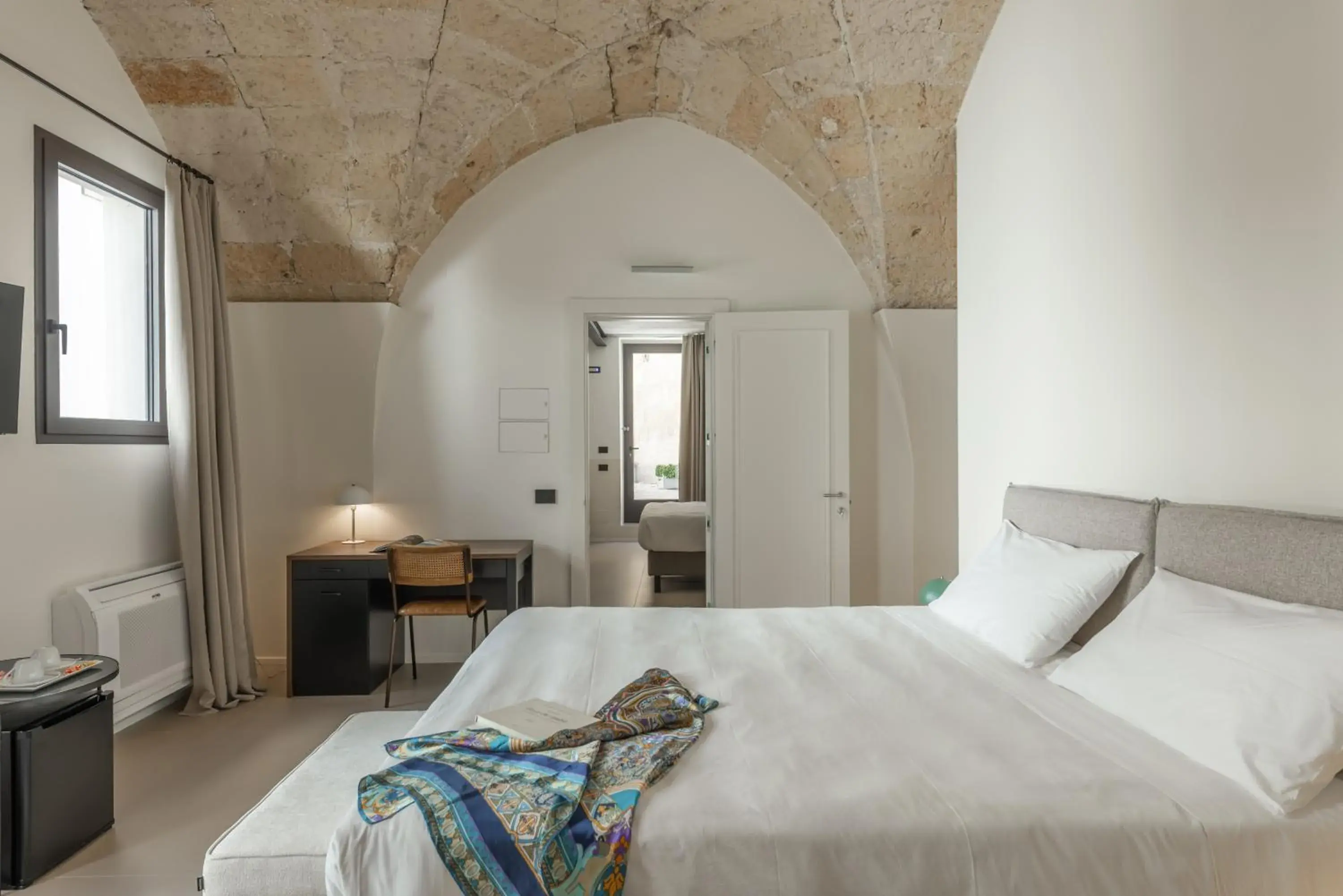 People, Bed in Arco Vecchio Urban Suite - Epoca Collection People, Bed in Arco Vecchio Urban Suite - Epoca Collection