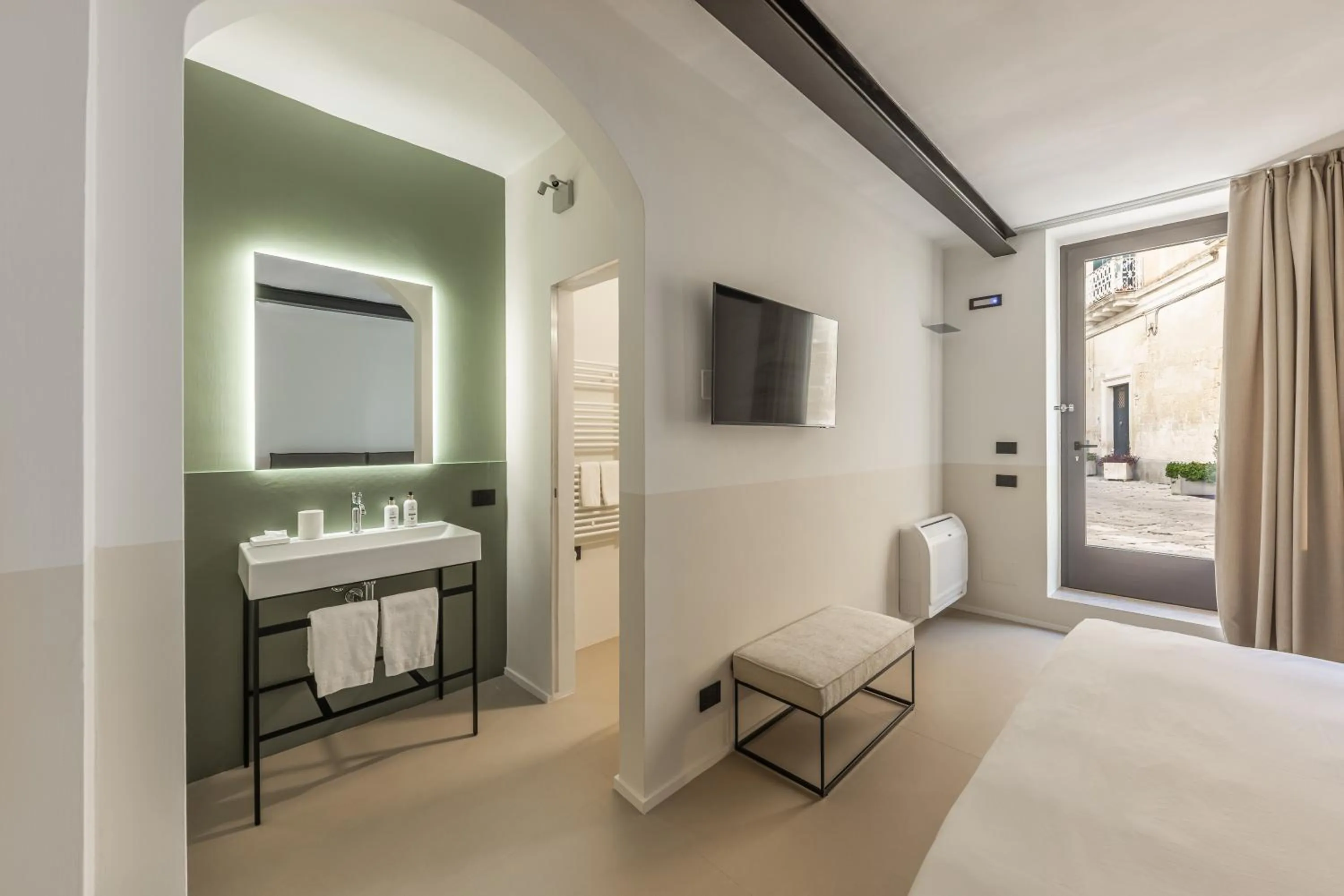Bathroom, Bed in Arco Vecchio Urban Suite - Epoca Collection