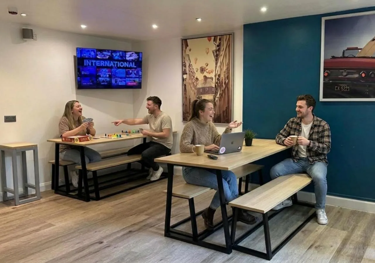Communal lounge/ TV room in Smart Hyde Park Inn