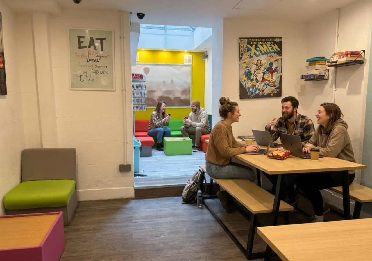 Communal lounge/ TV room in Smart Hyde Park Inn
