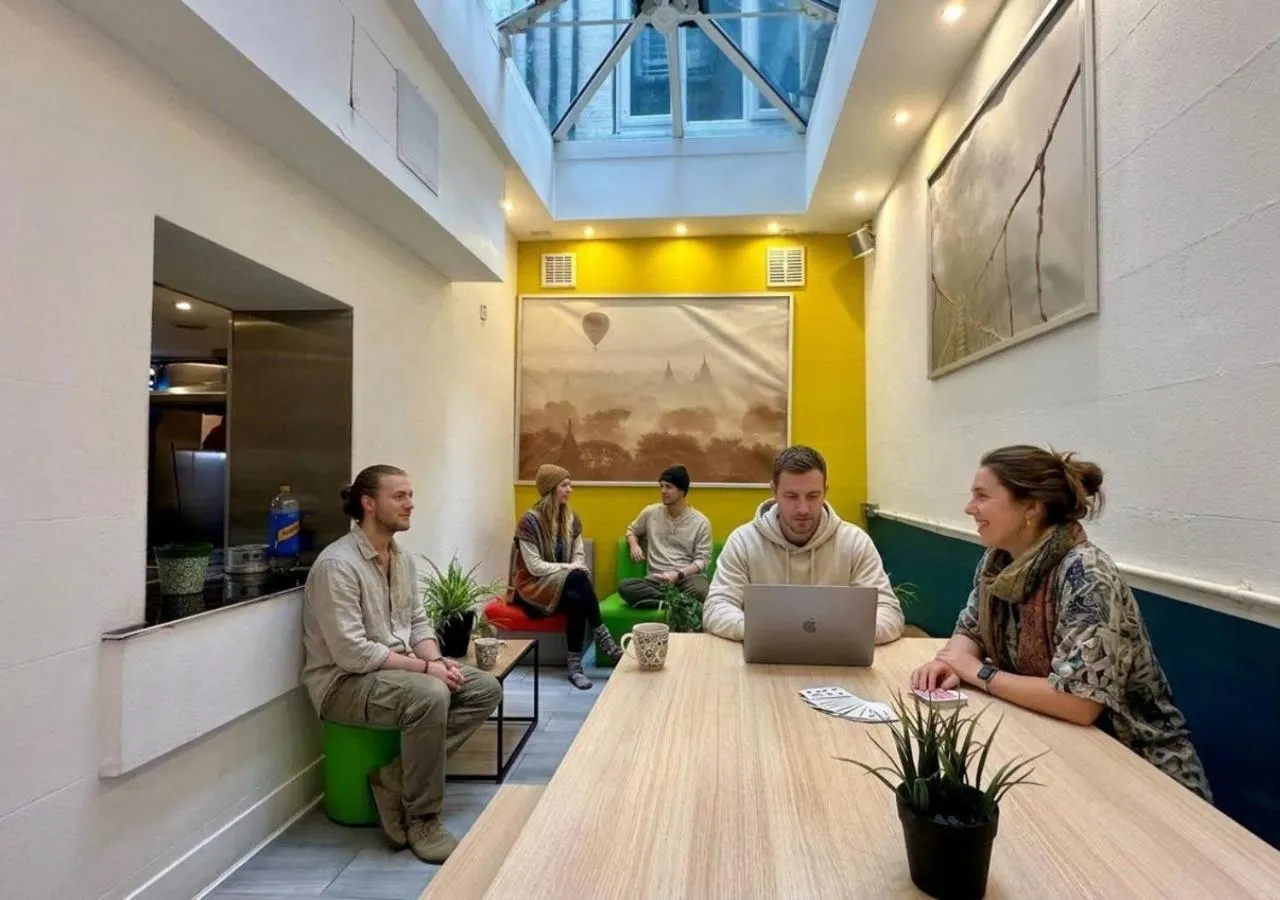 Communal lounge/ TV room in Smart Hyde Park Inn