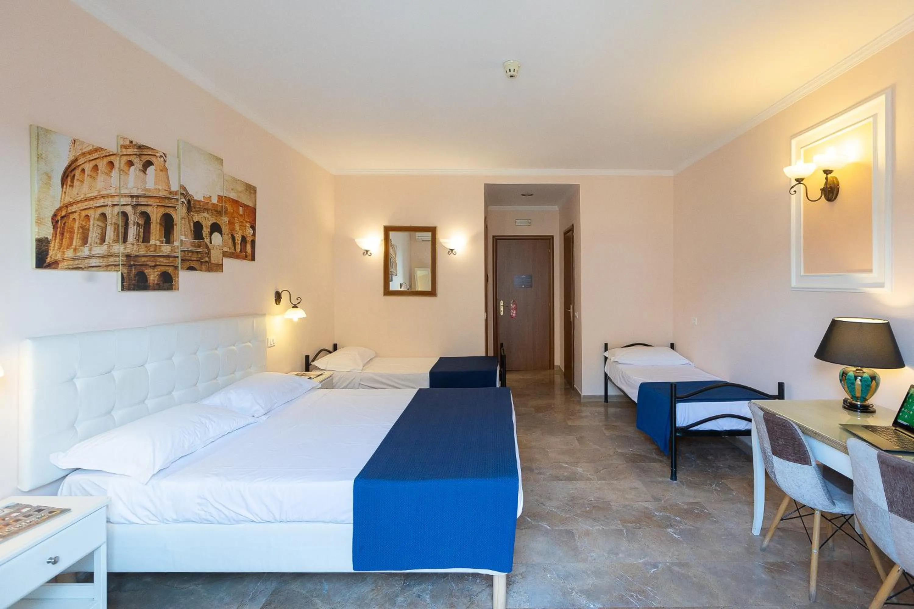 Photo of the whole room, Bed in Rome To Stay