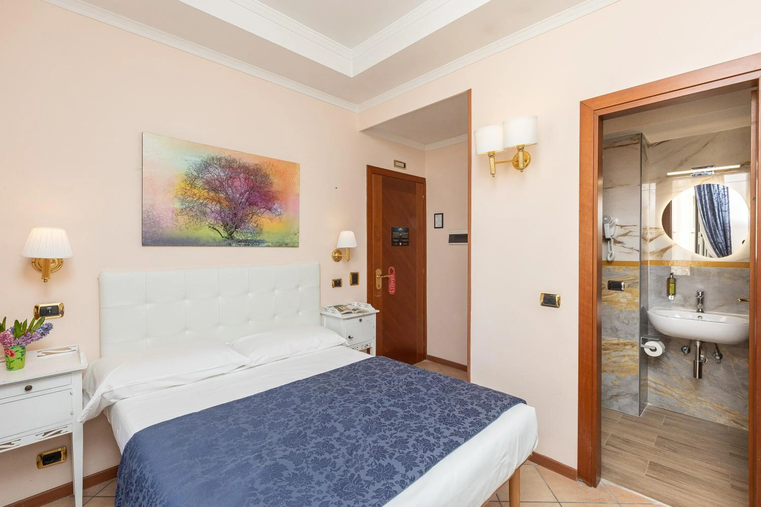 Photo of the whole room, Bed in Rome To Stay