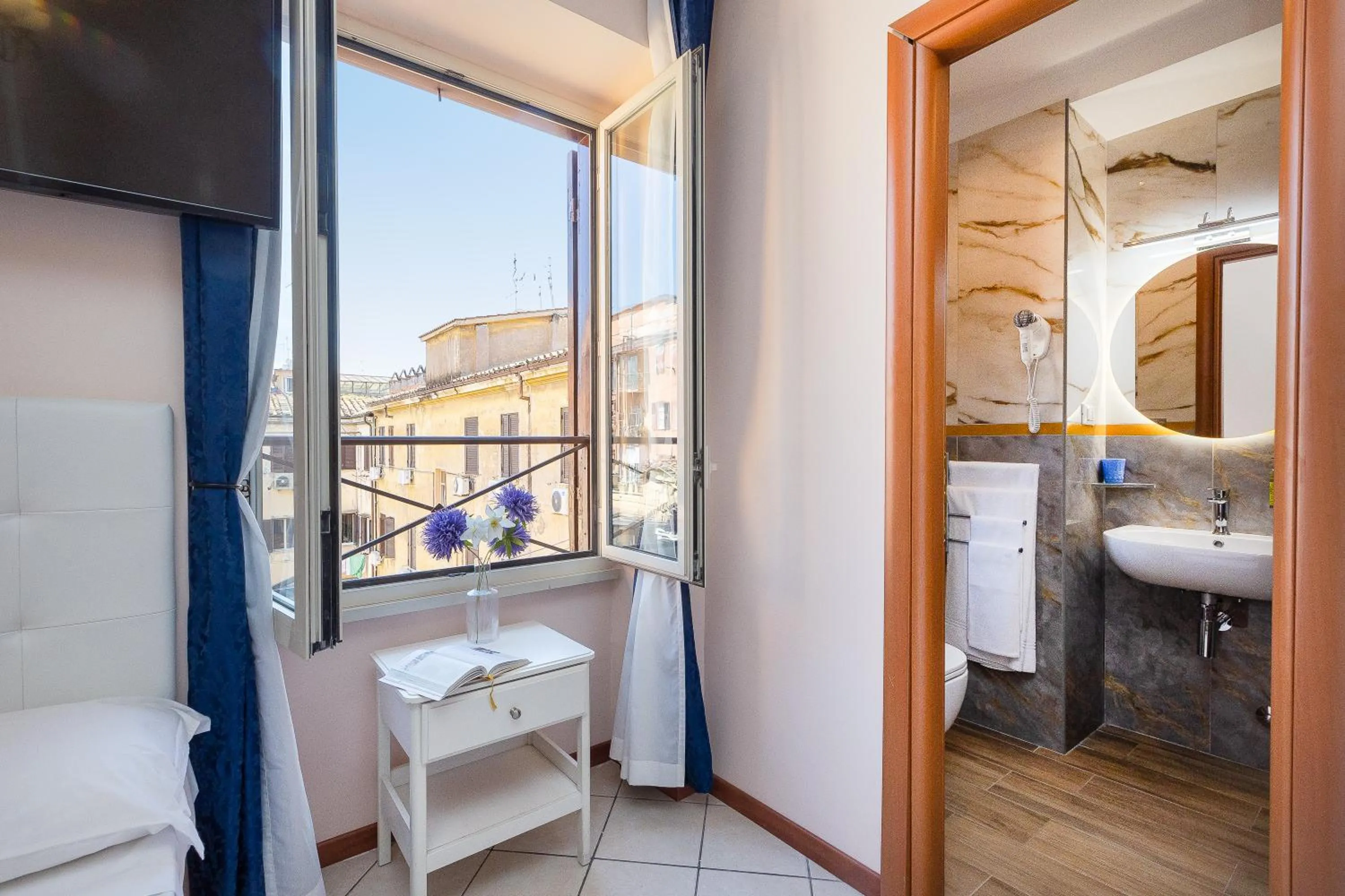 Bathroom, Bed in Rome To Stay