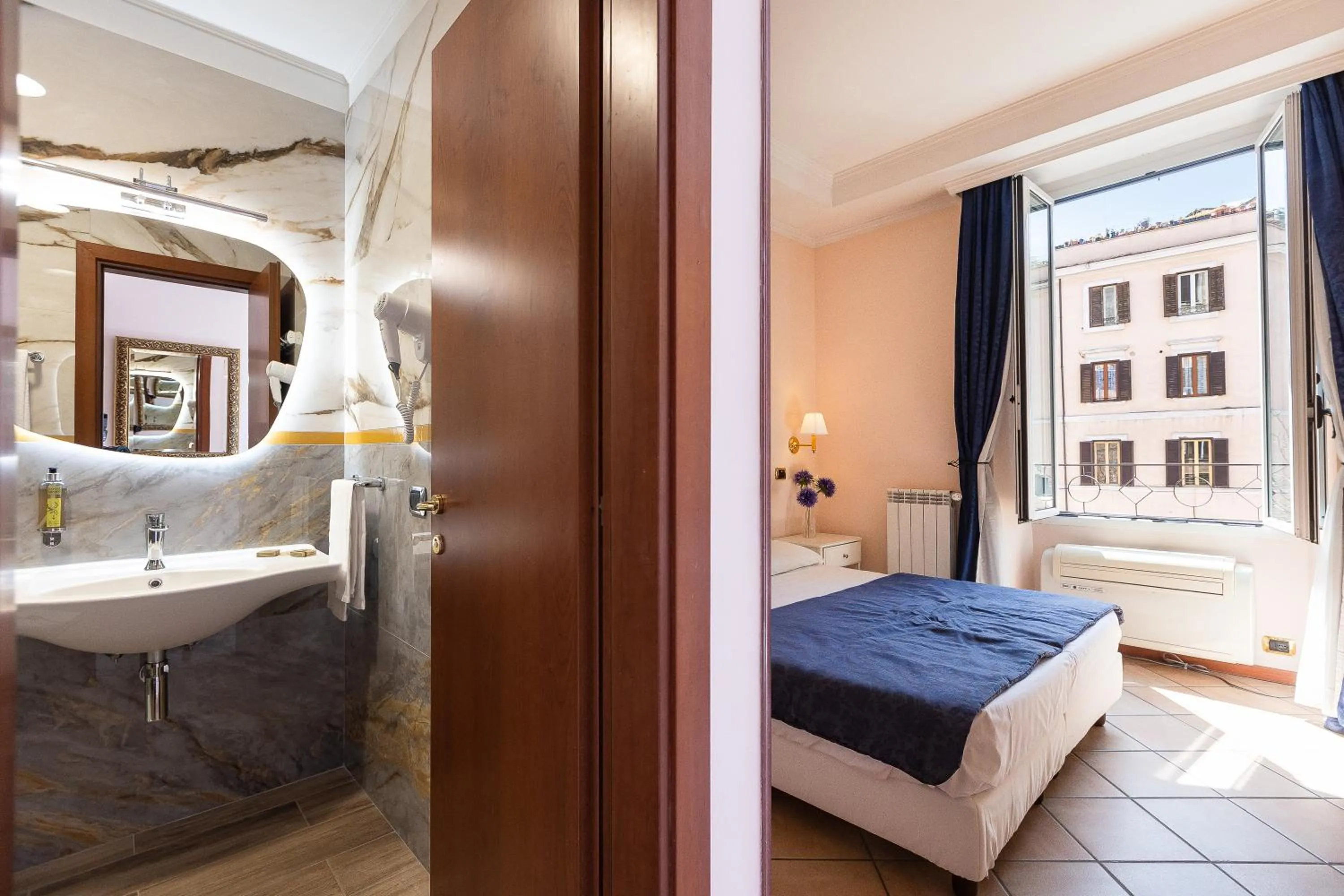 Bathroom, Bed in Rome To Stay