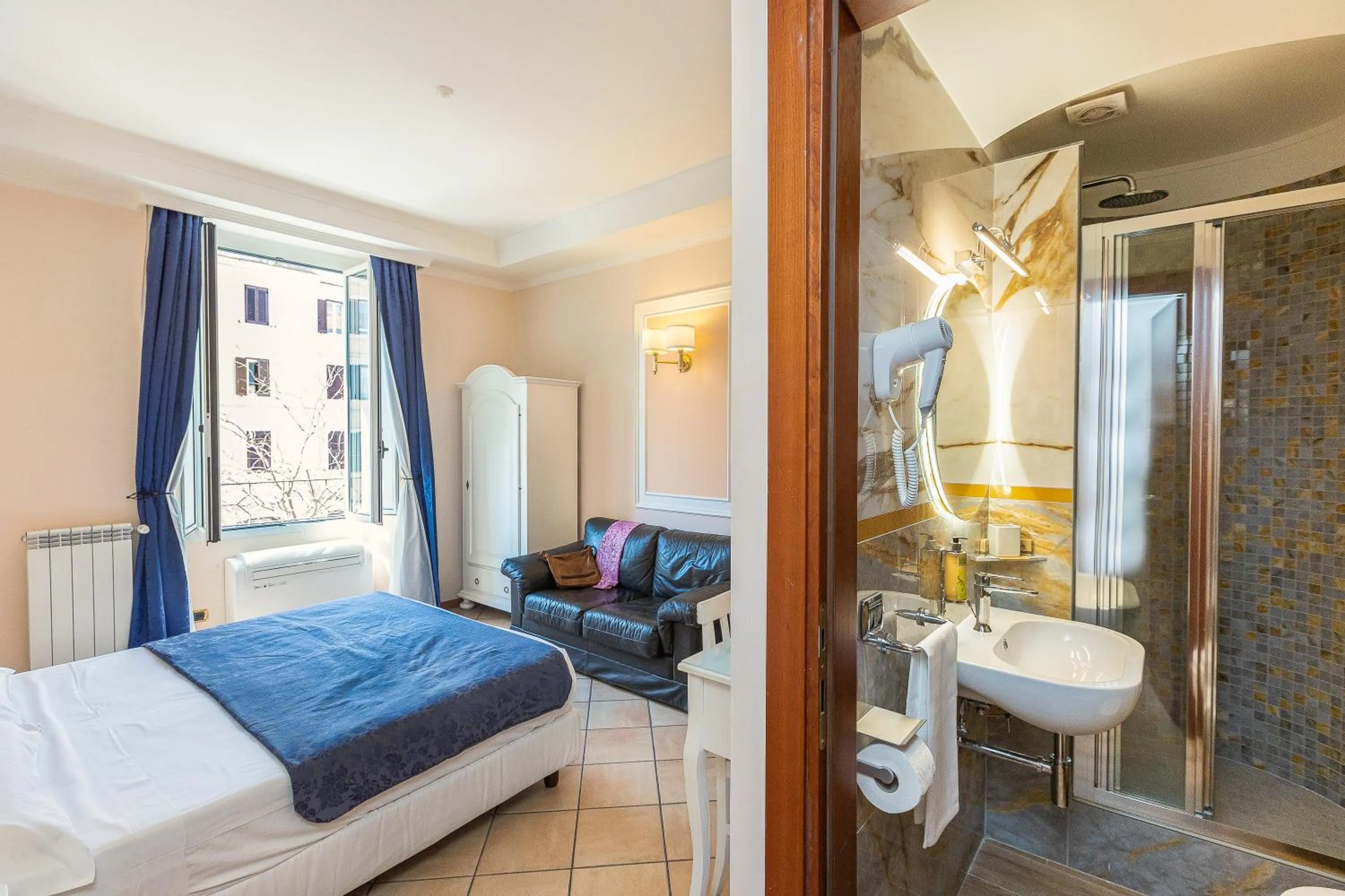 Bathroom, Bed in Rome To Stay