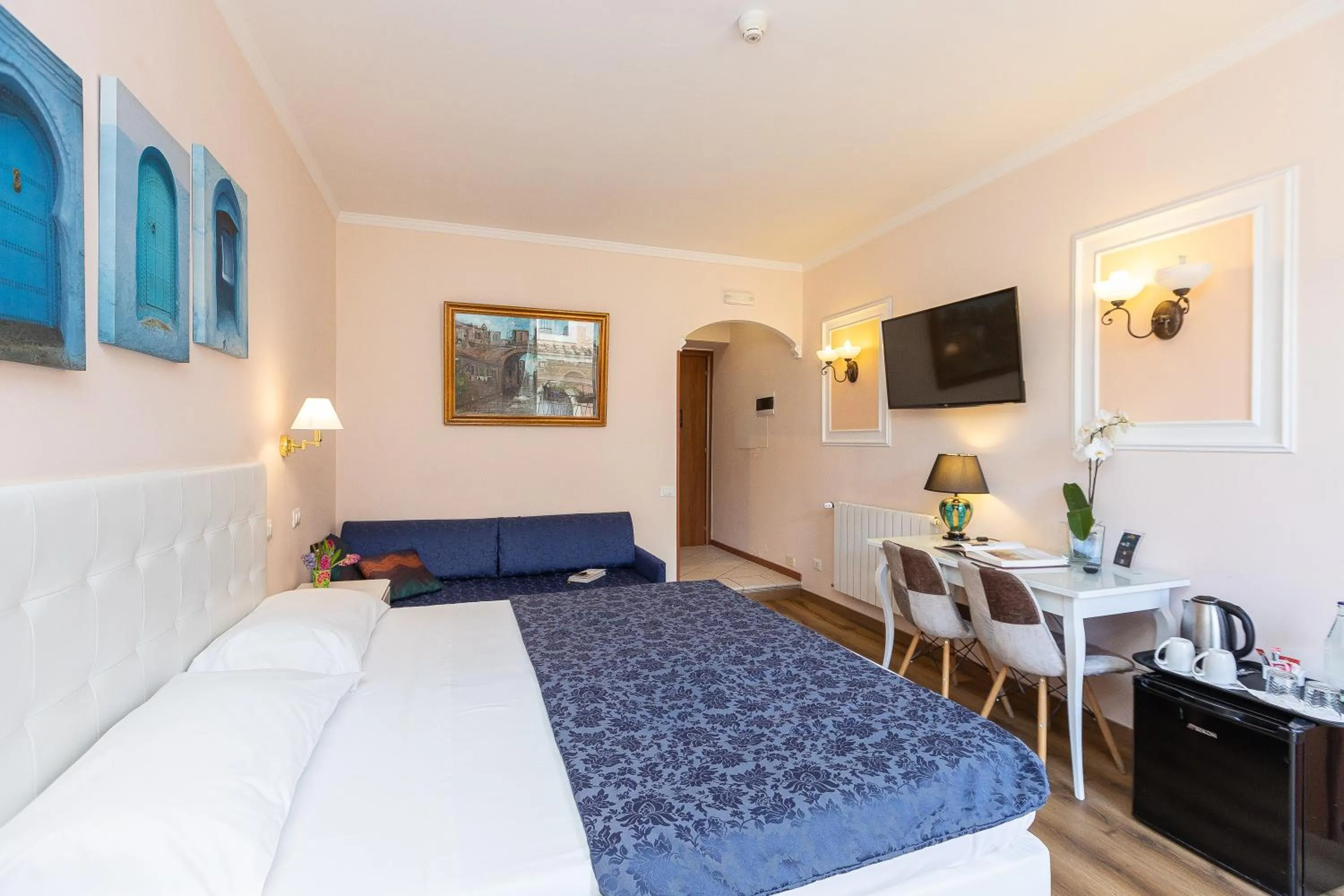 Photo of the whole room, Bed in Rome To Stay