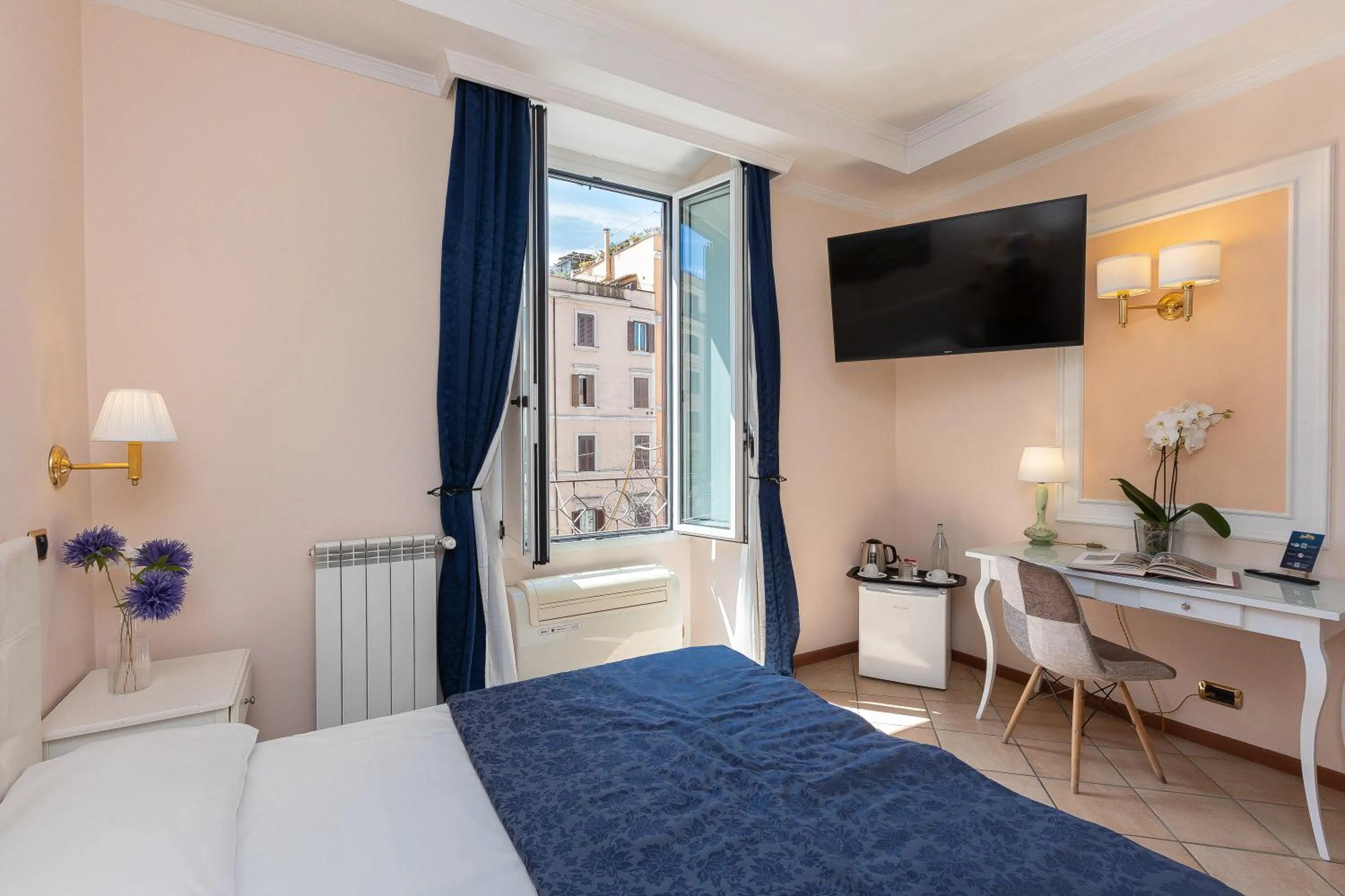 Photo of the whole room, Bed in Rome To Stay