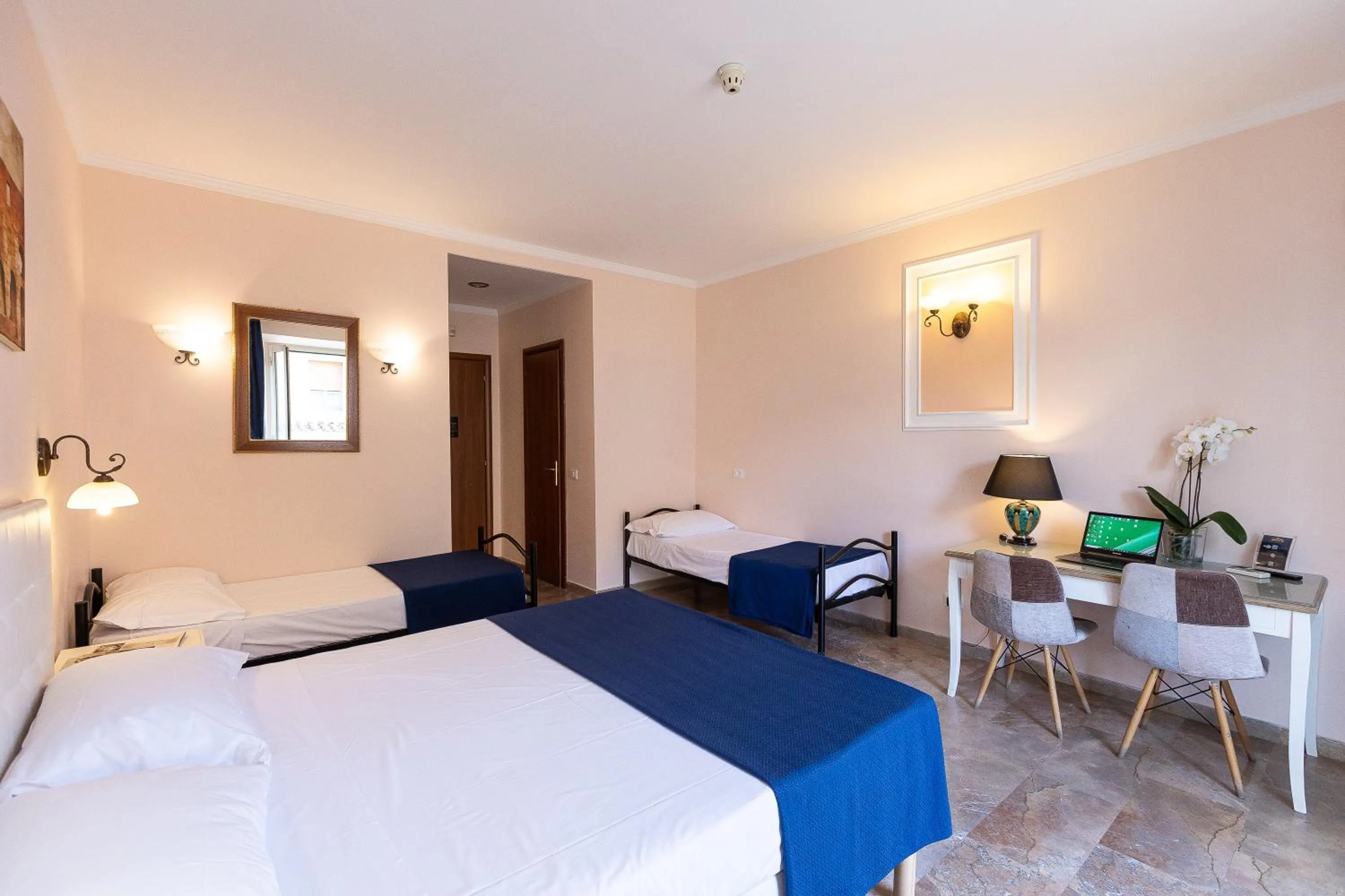 Photo of the whole room, Bed in Rome To Stay