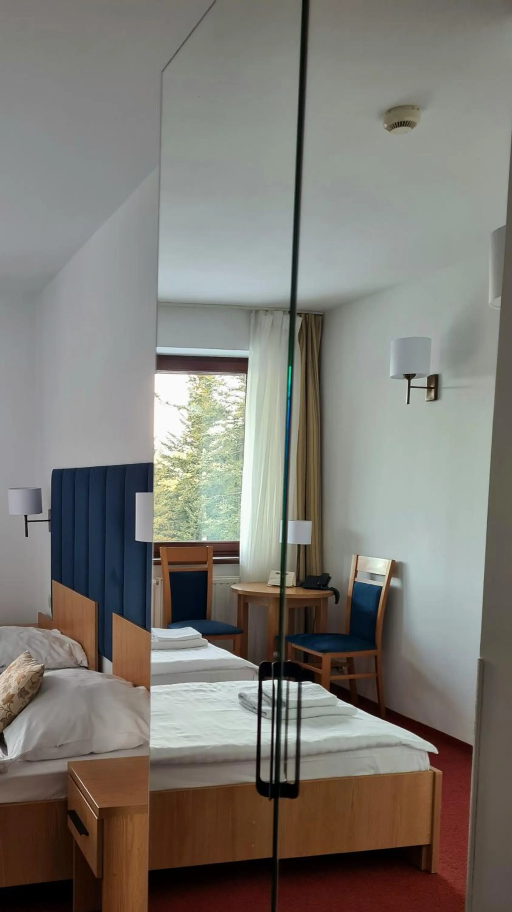 microwave, Bed in Ski Hotel