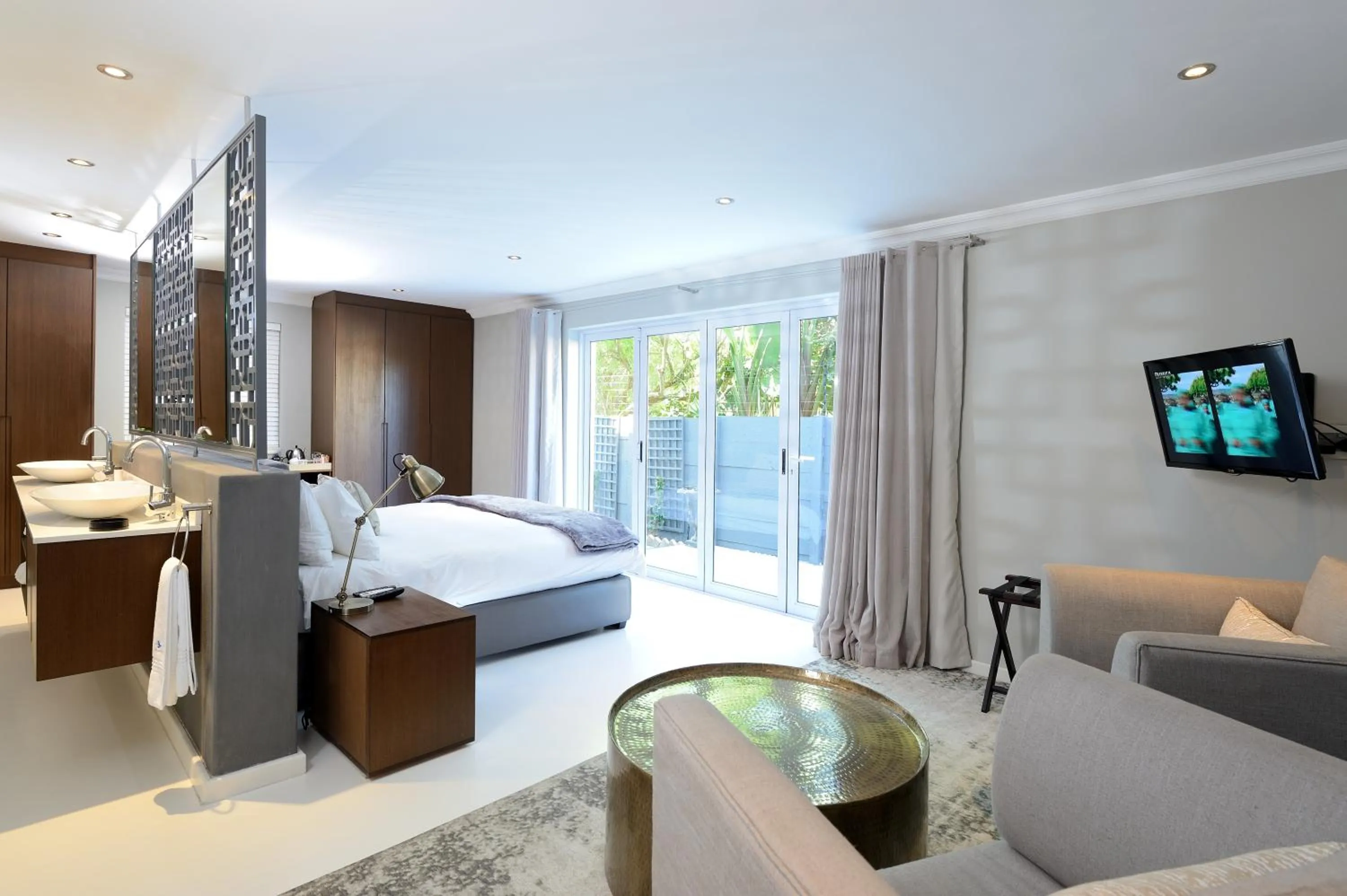 Shower, Bed in Grand Blue D