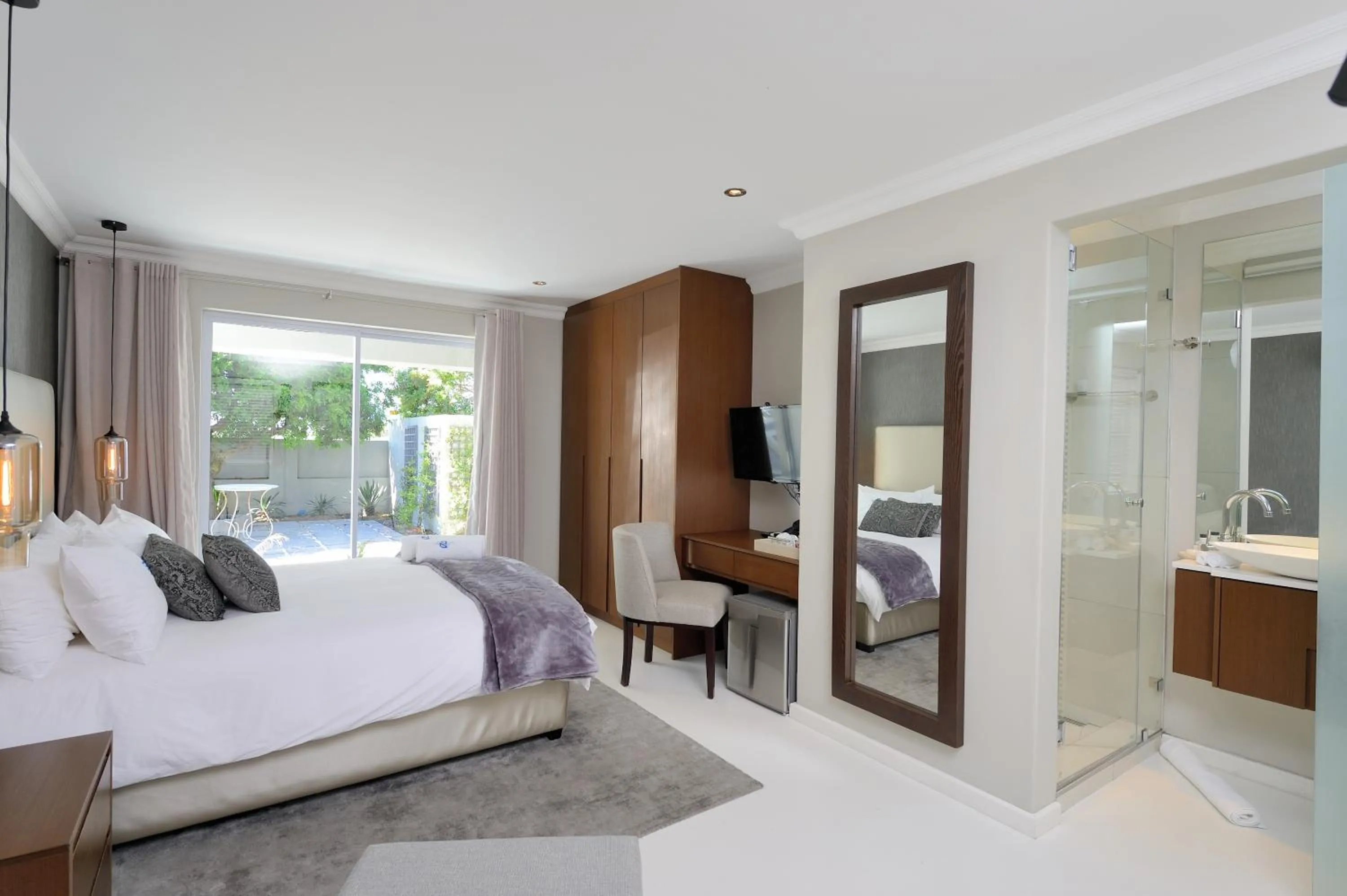 Bathroom, Bed in Grand Blue D