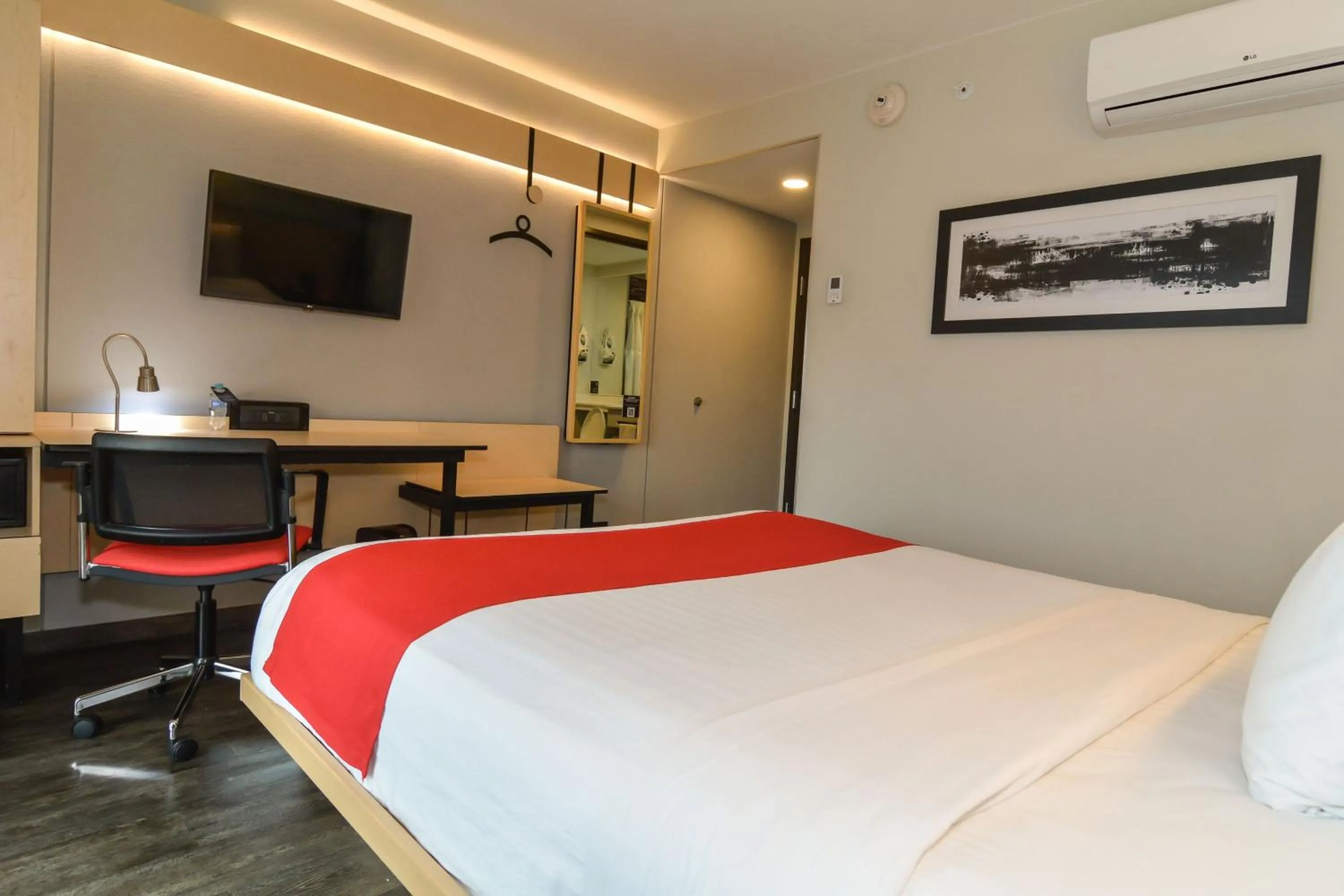 Photo of the whole room, Bed in City Express Plus by Marriott Medellín Colombia