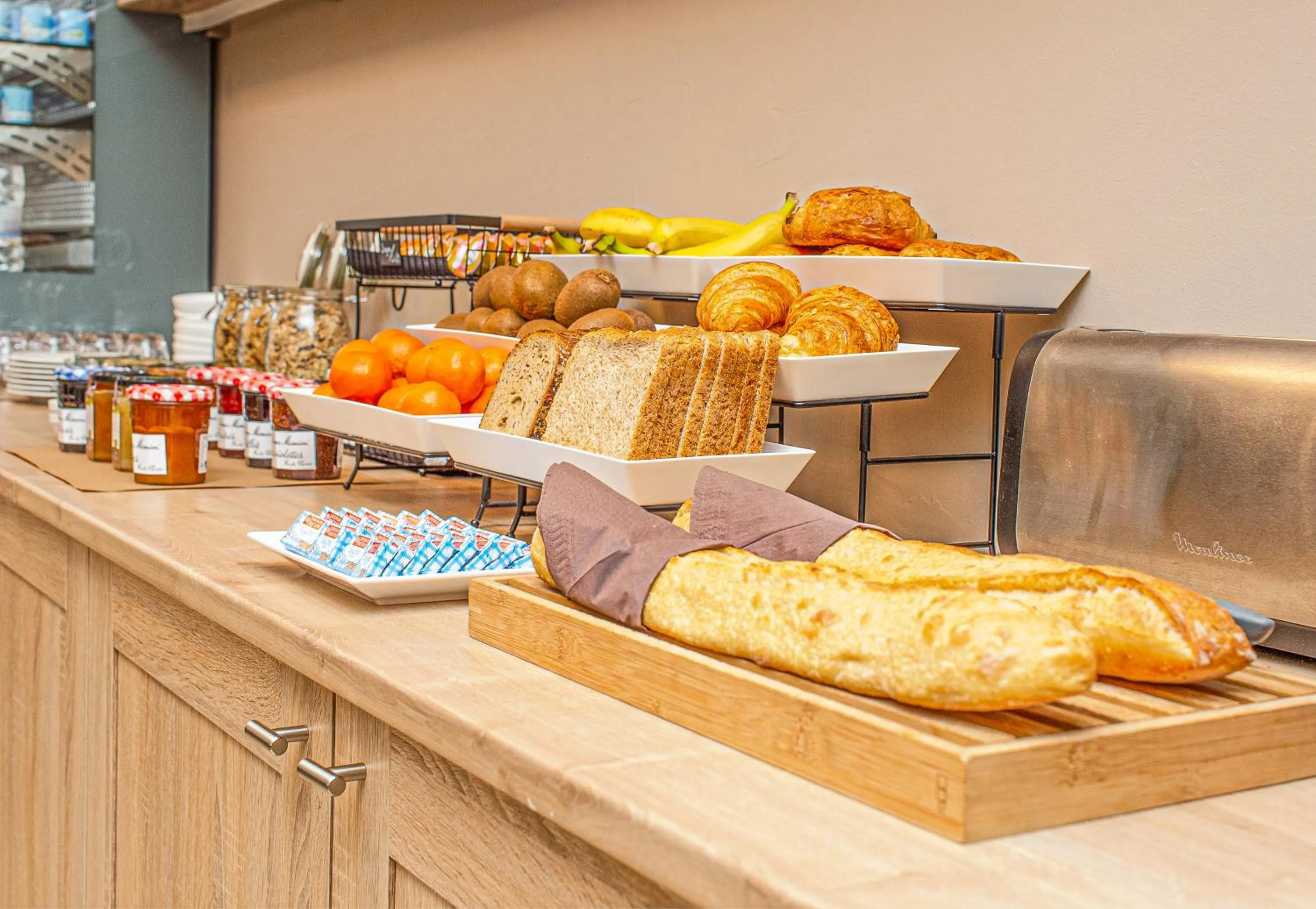Coffee/tea facilities in Hotel Parisien