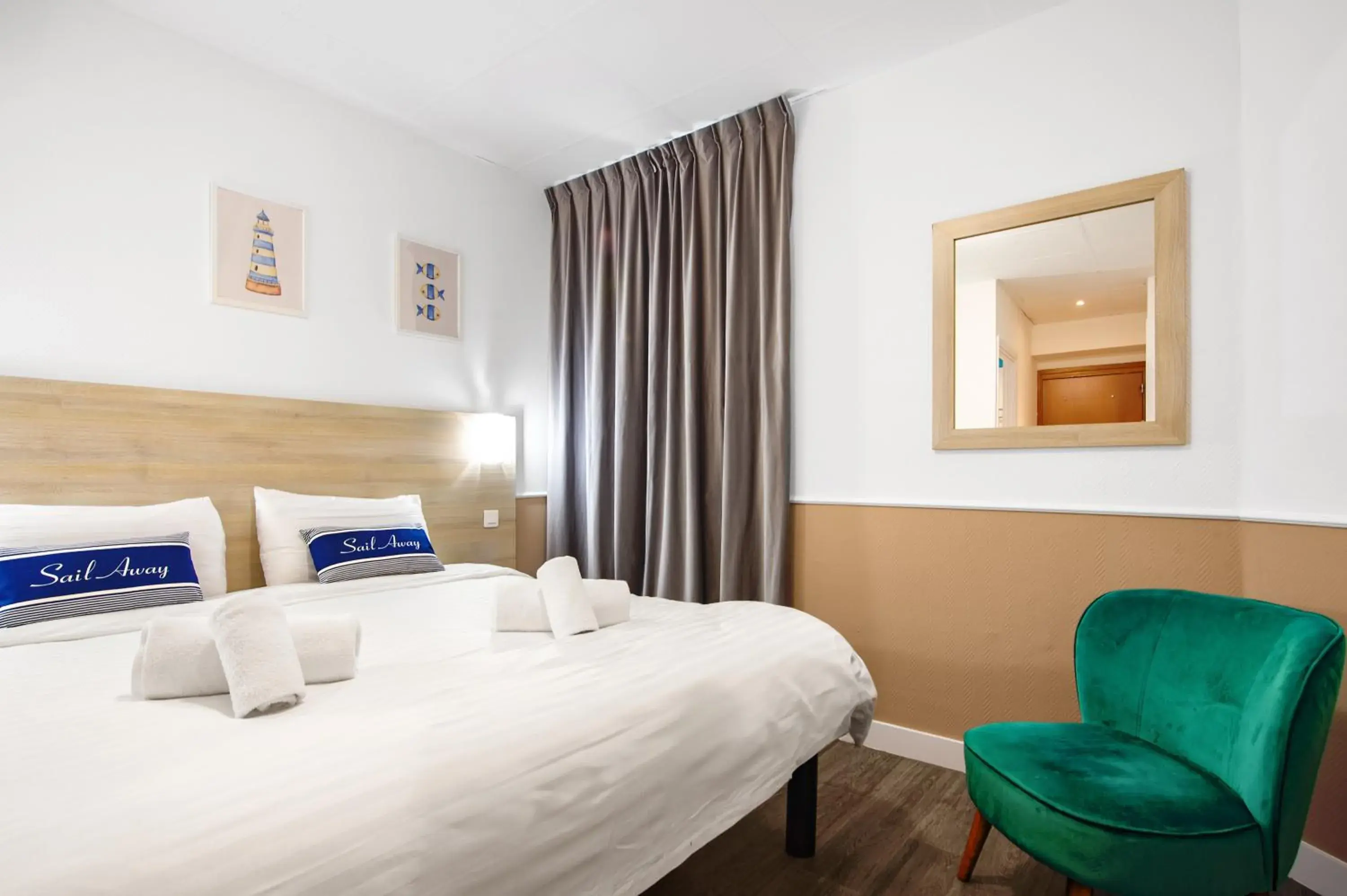 Photo of the whole room, Bed in Hotel Parisien Photo of the whole room, Bed in Hotel Parisien