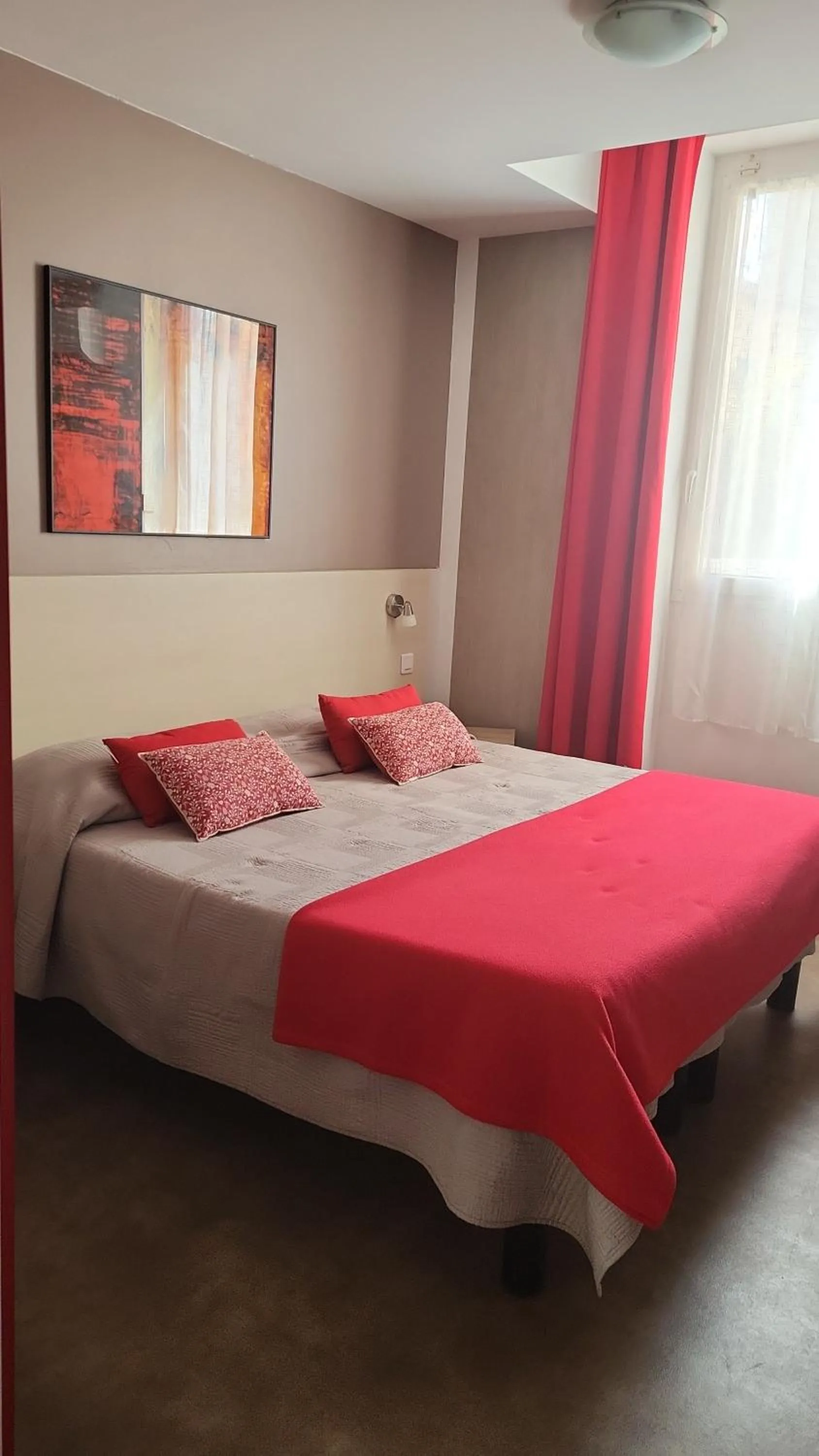 Photo of the whole room, Bed in Hotel Parisien