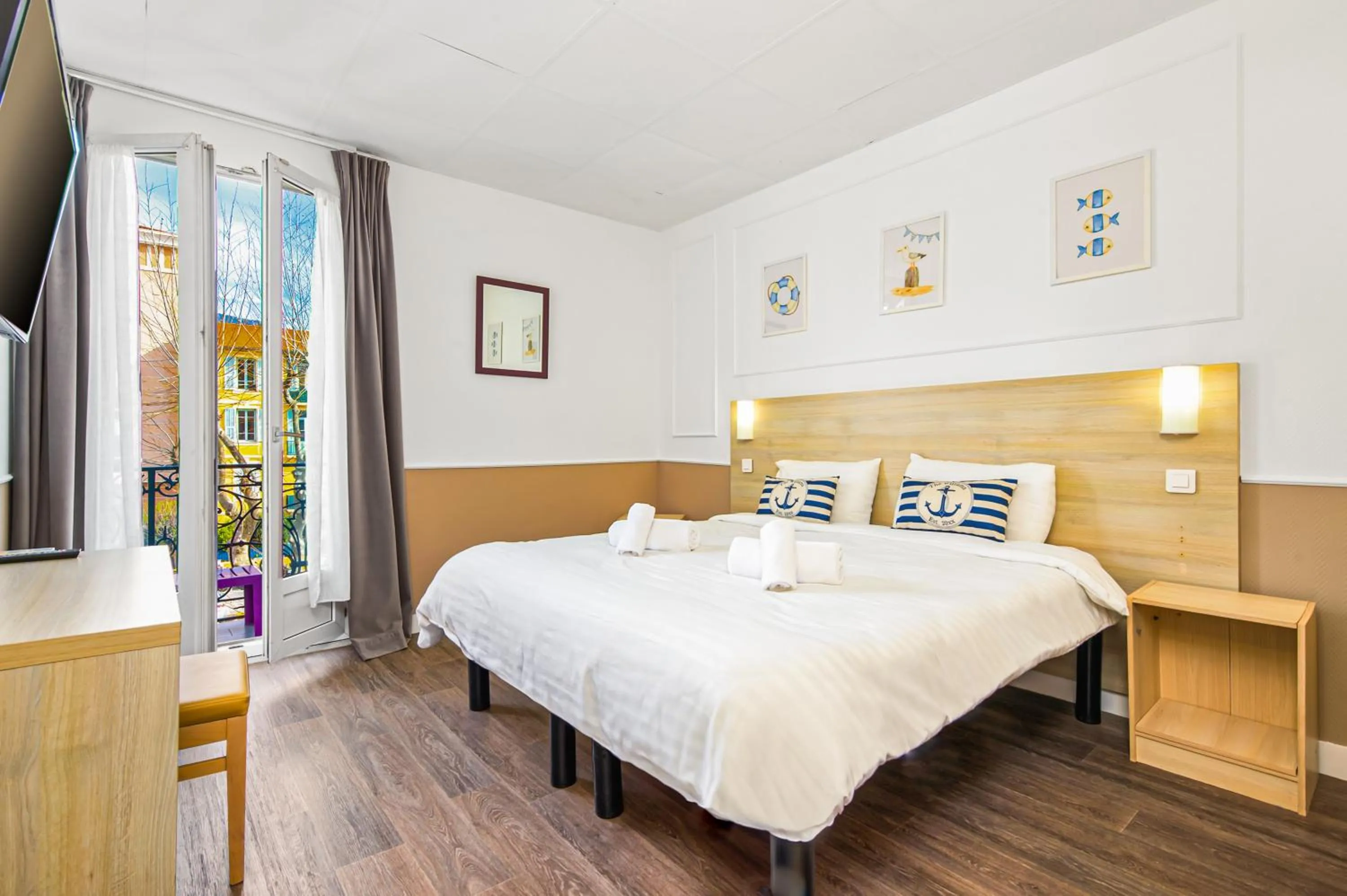 Balcony/Terrace, Bed in Hotel Parisien