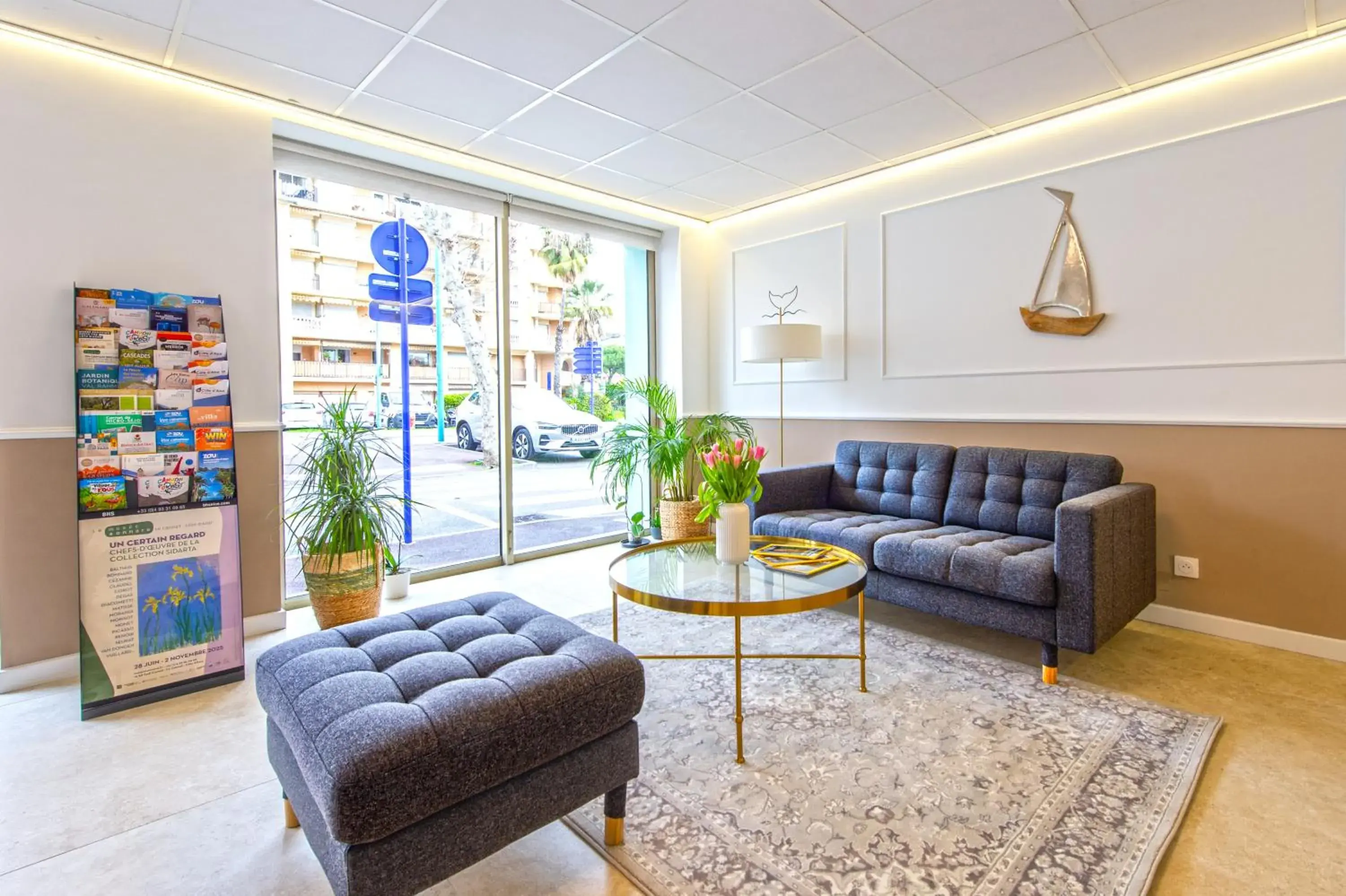 Lobby or reception in Hotel Parisien Lobby or reception in Hotel Parisien