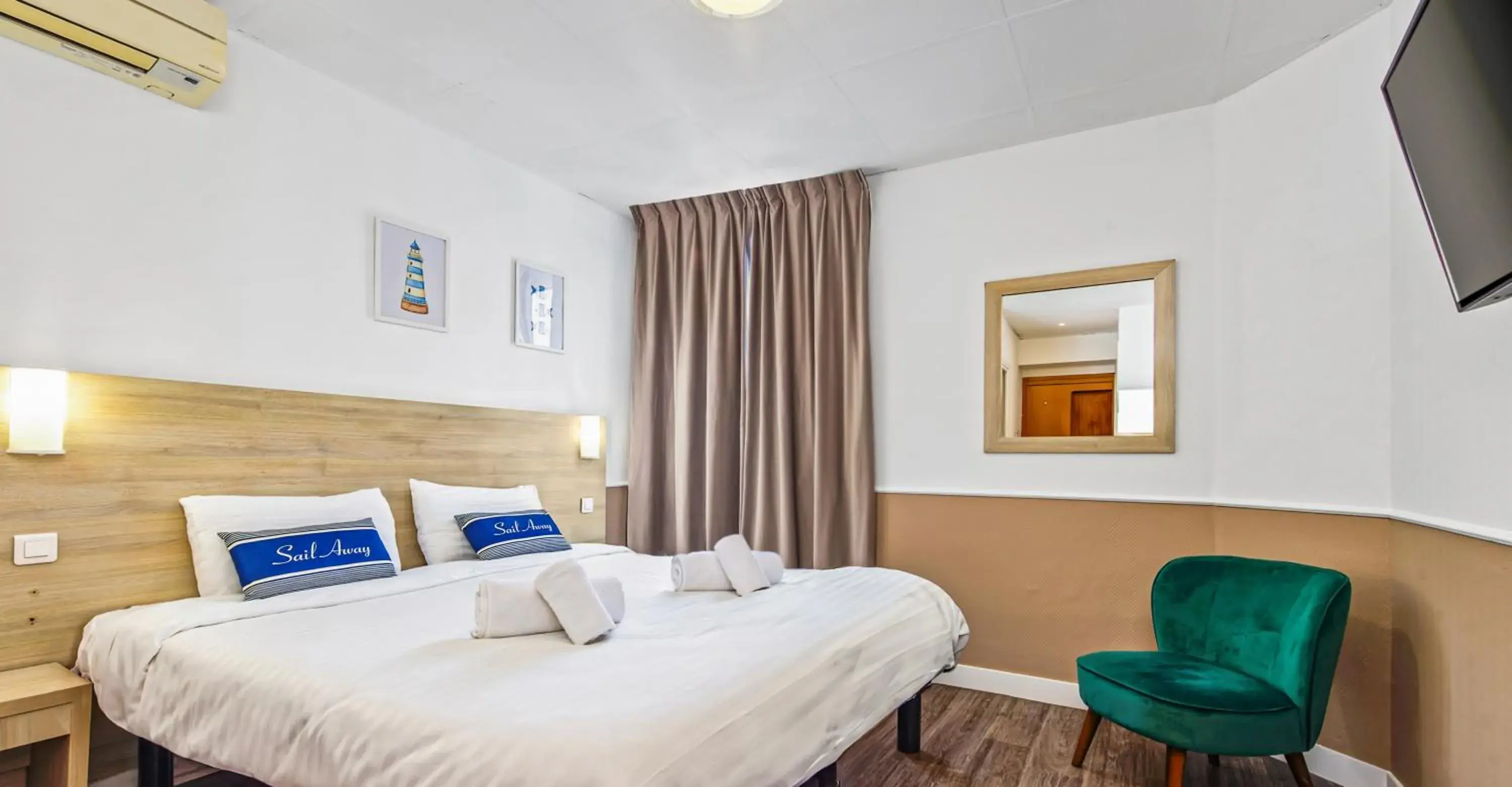 Photo of the whole room, Bed in Hotel Parisien Photo of the whole room, Bed in Hotel Parisien