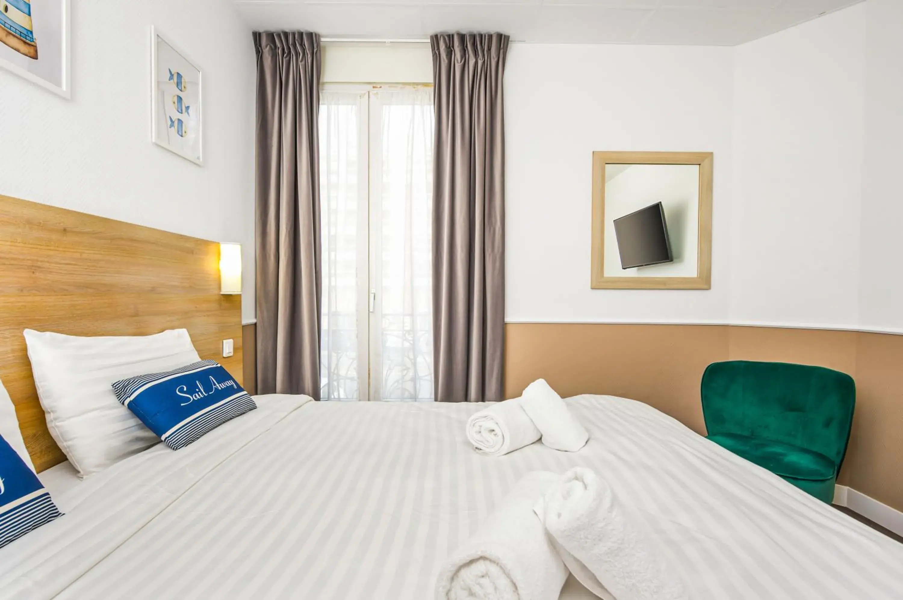 Bed in Hotel Parisien Bed in Hotel Parisien