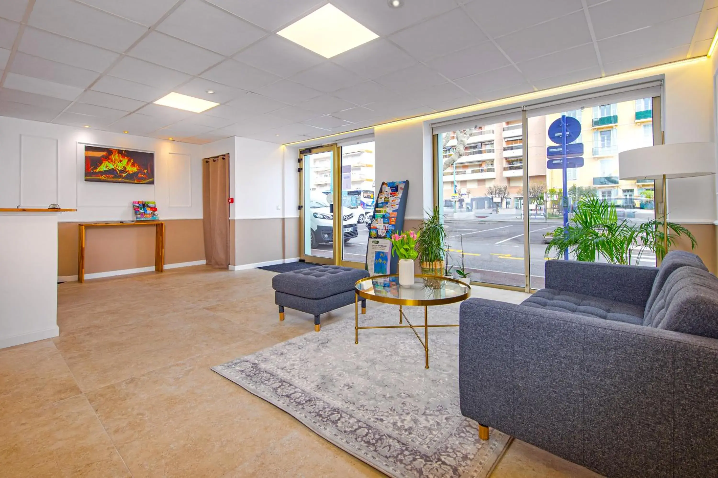 Lobby or reception in Hotel Parisien Lobby or reception in Hotel Parisien