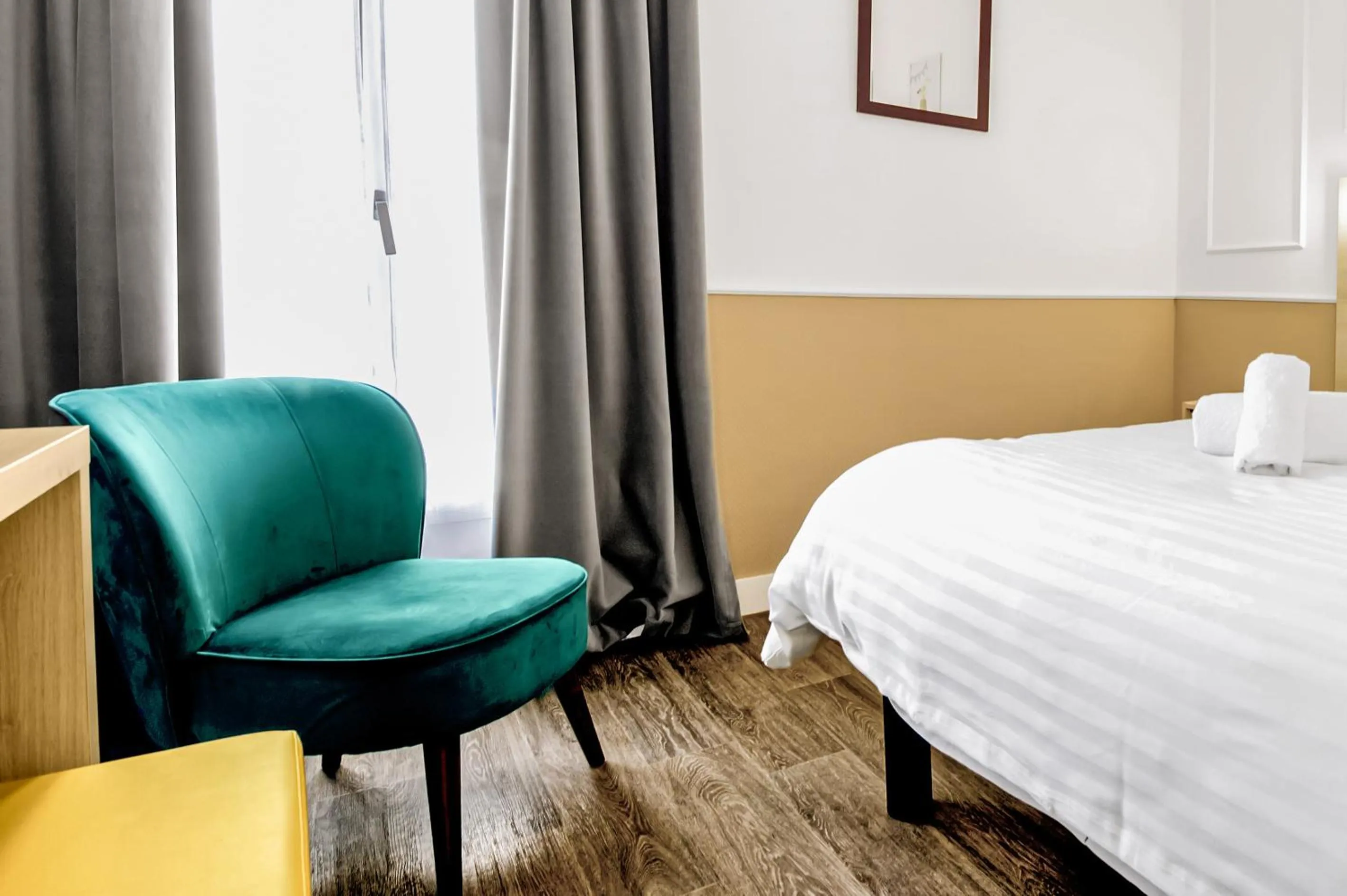 Photo of the whole room, Bed in Hotel Parisien