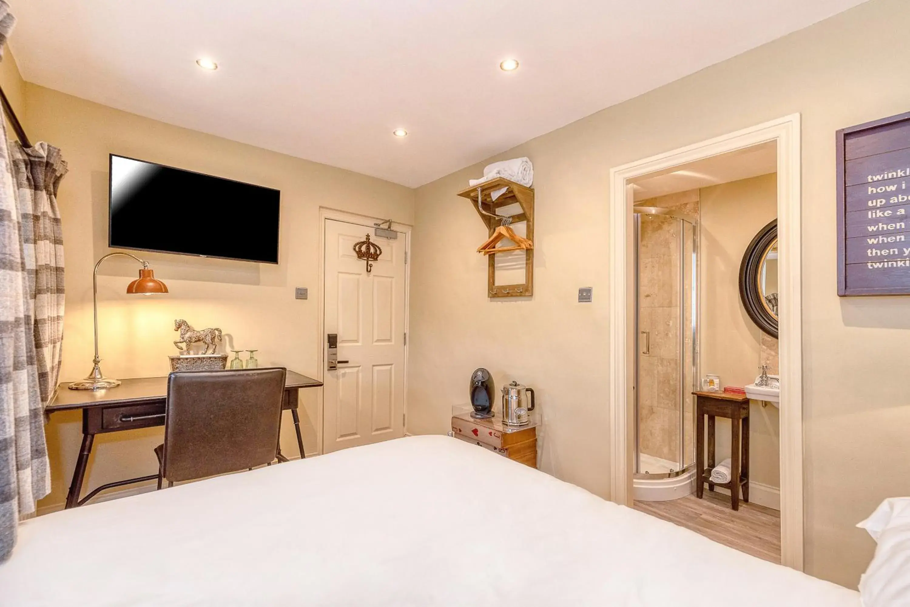 Spring, Bed in Black Horse Inn Spring, Bed in Black Horse Inn