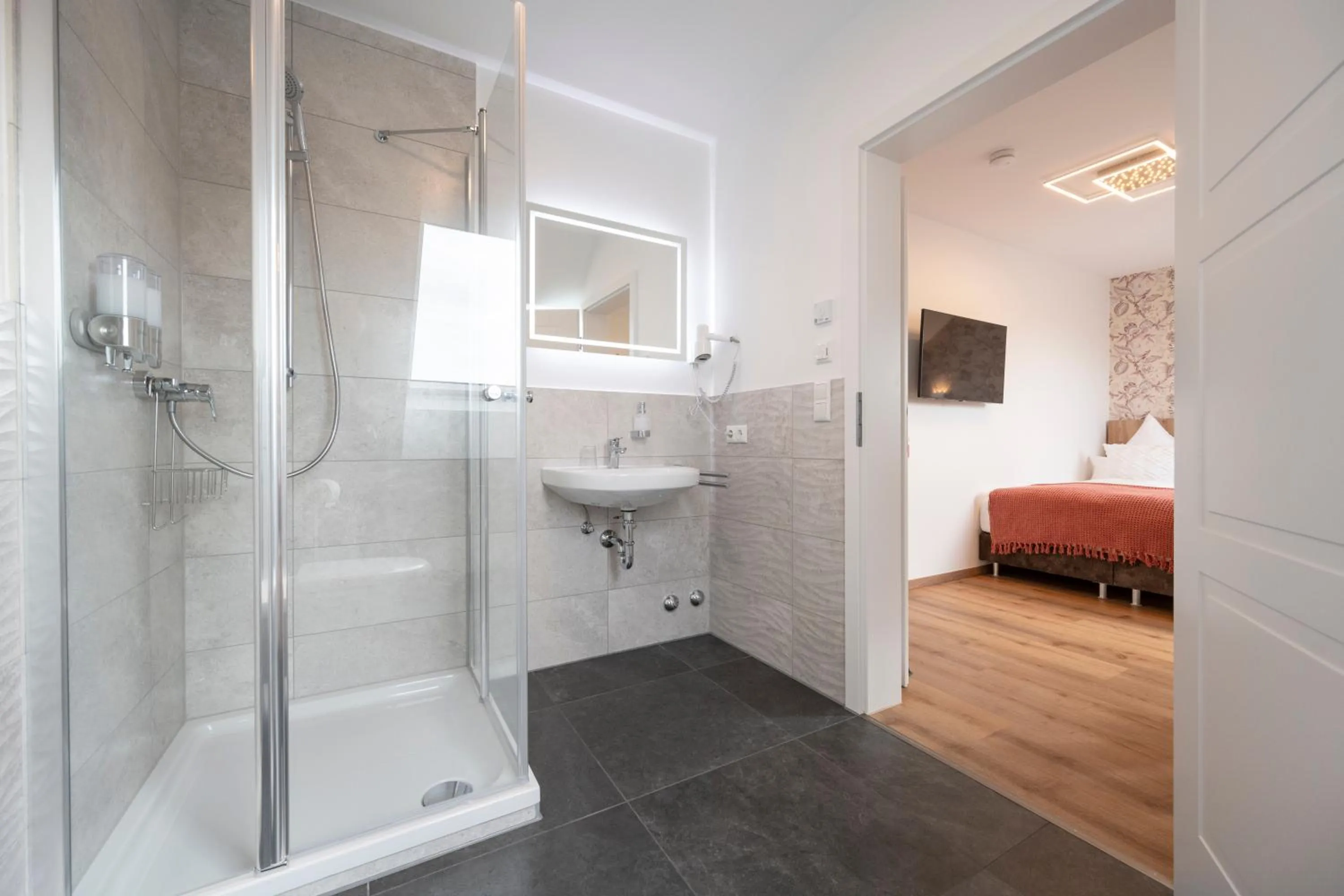 Shower, Bed in Landgasthof zur Sonne