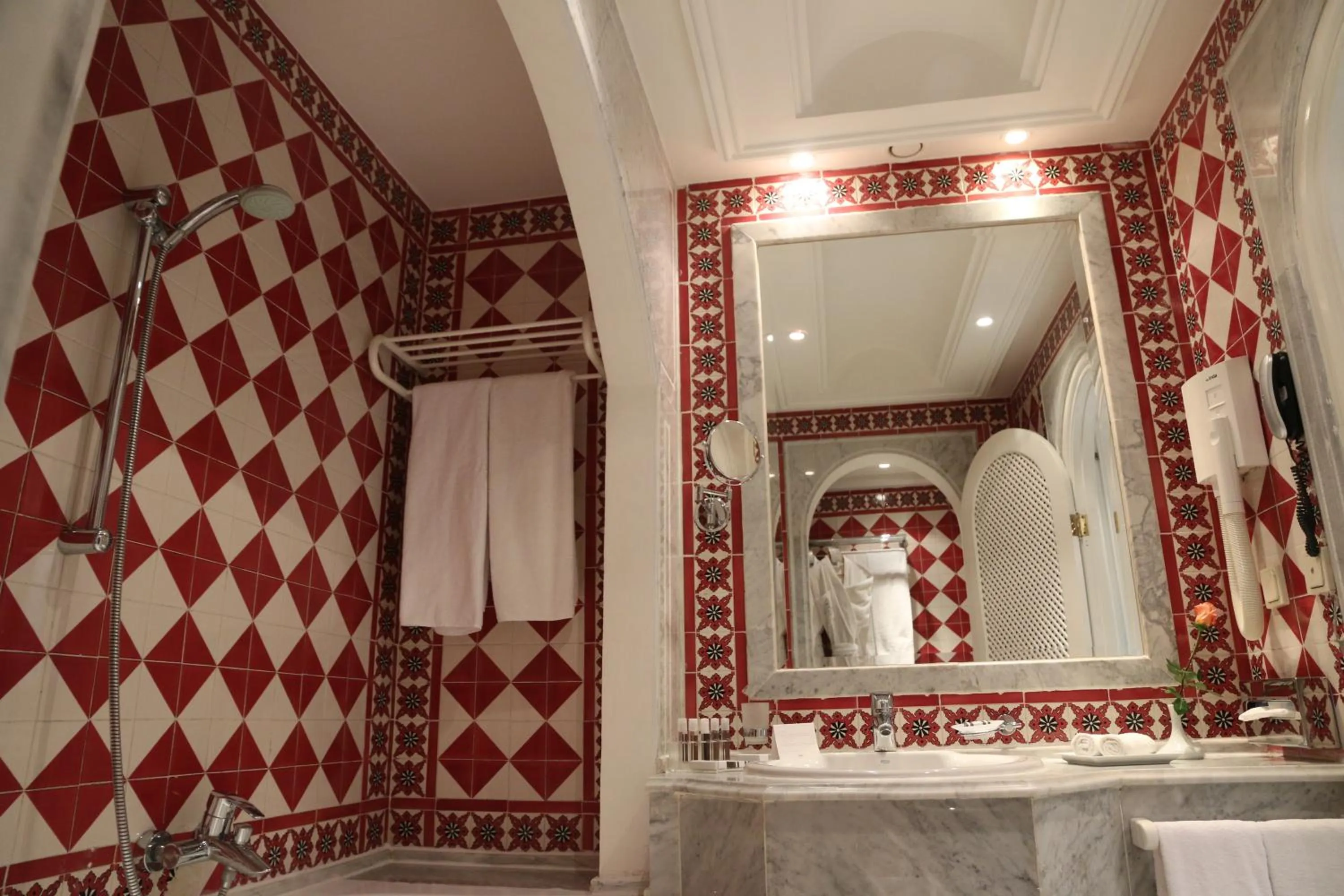 Bathroom in Hôtel La Maison Blanche
