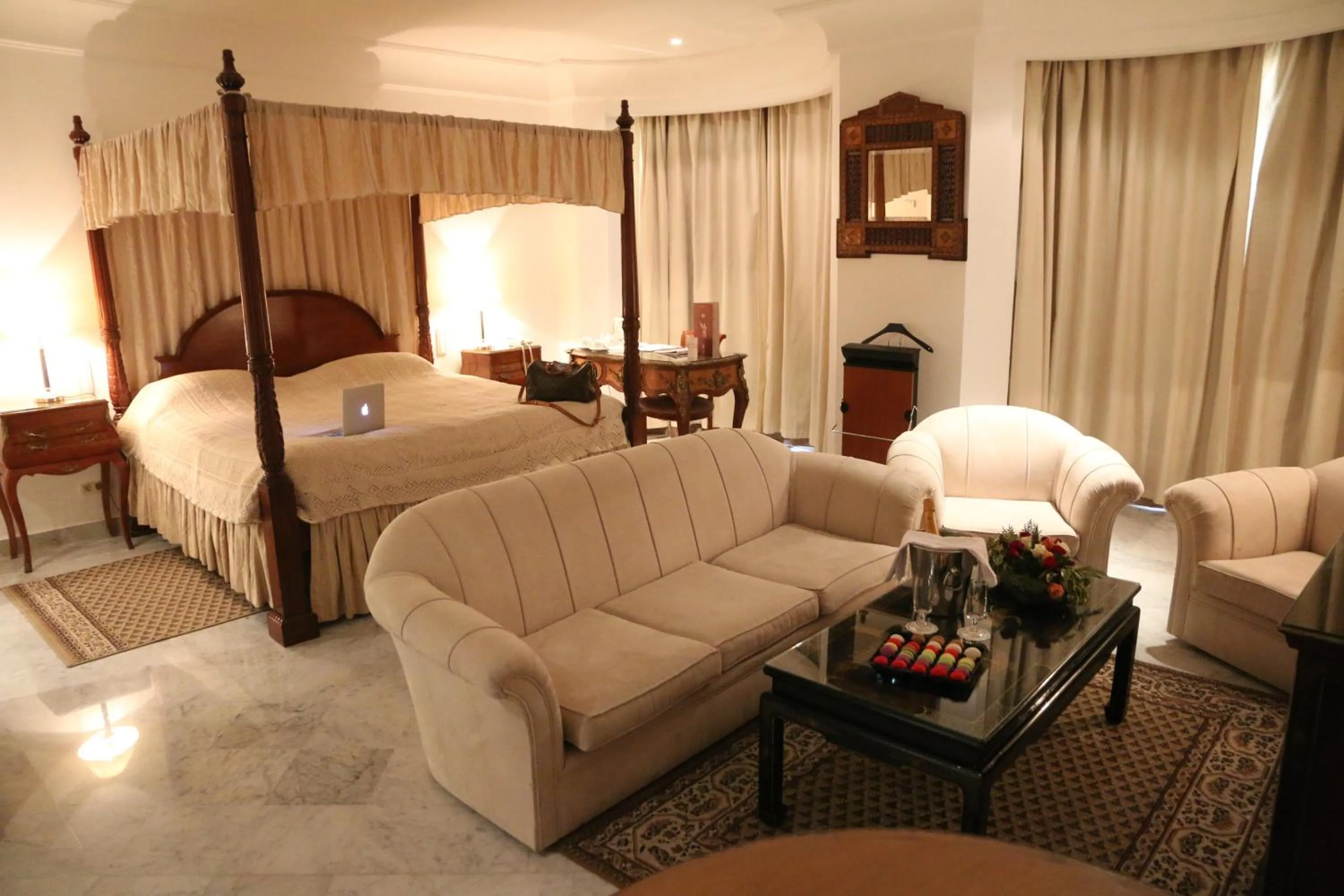 Bed in Hôtel La Maison Blanche