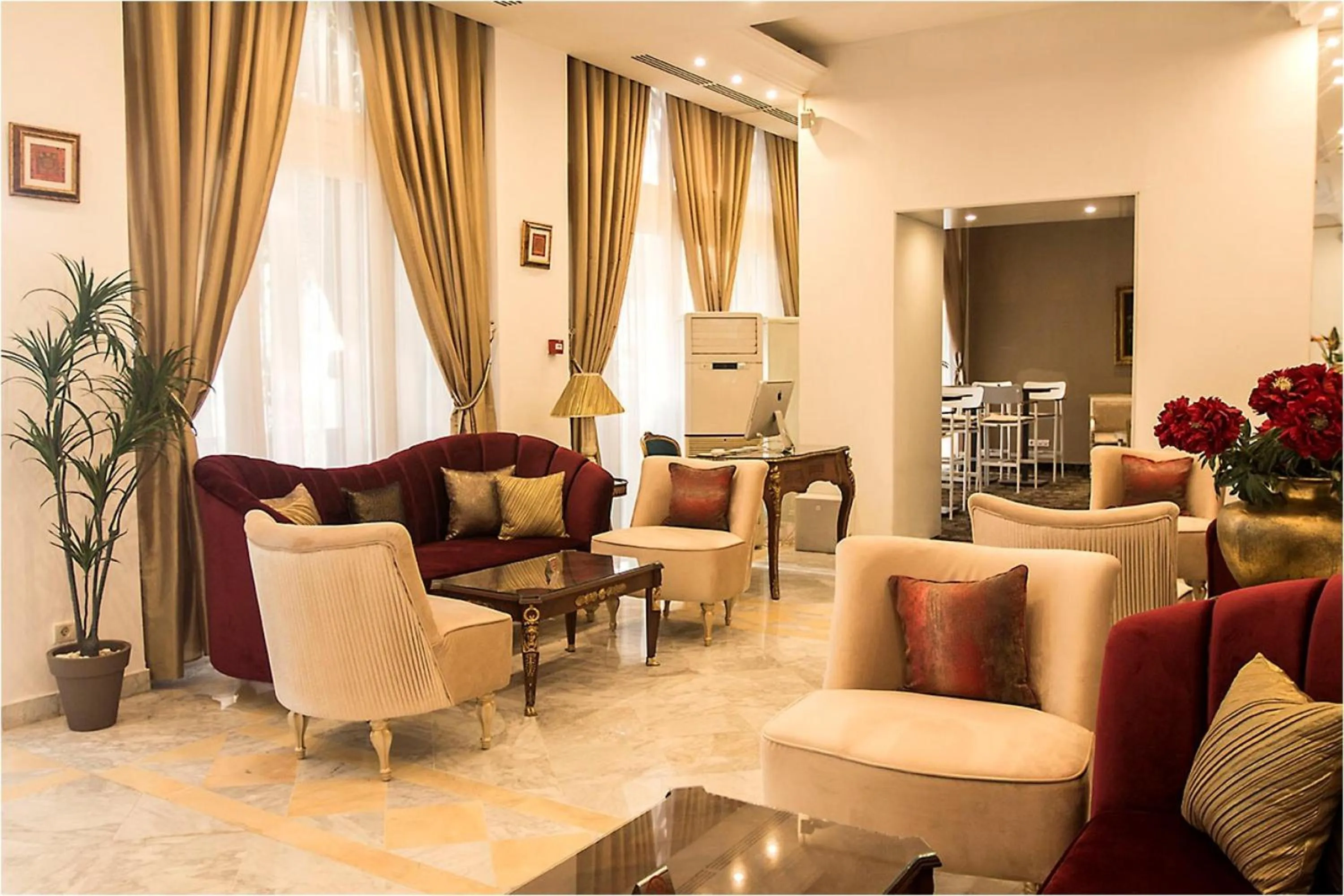 Lobby or reception in Hôtel La Maison Blanche