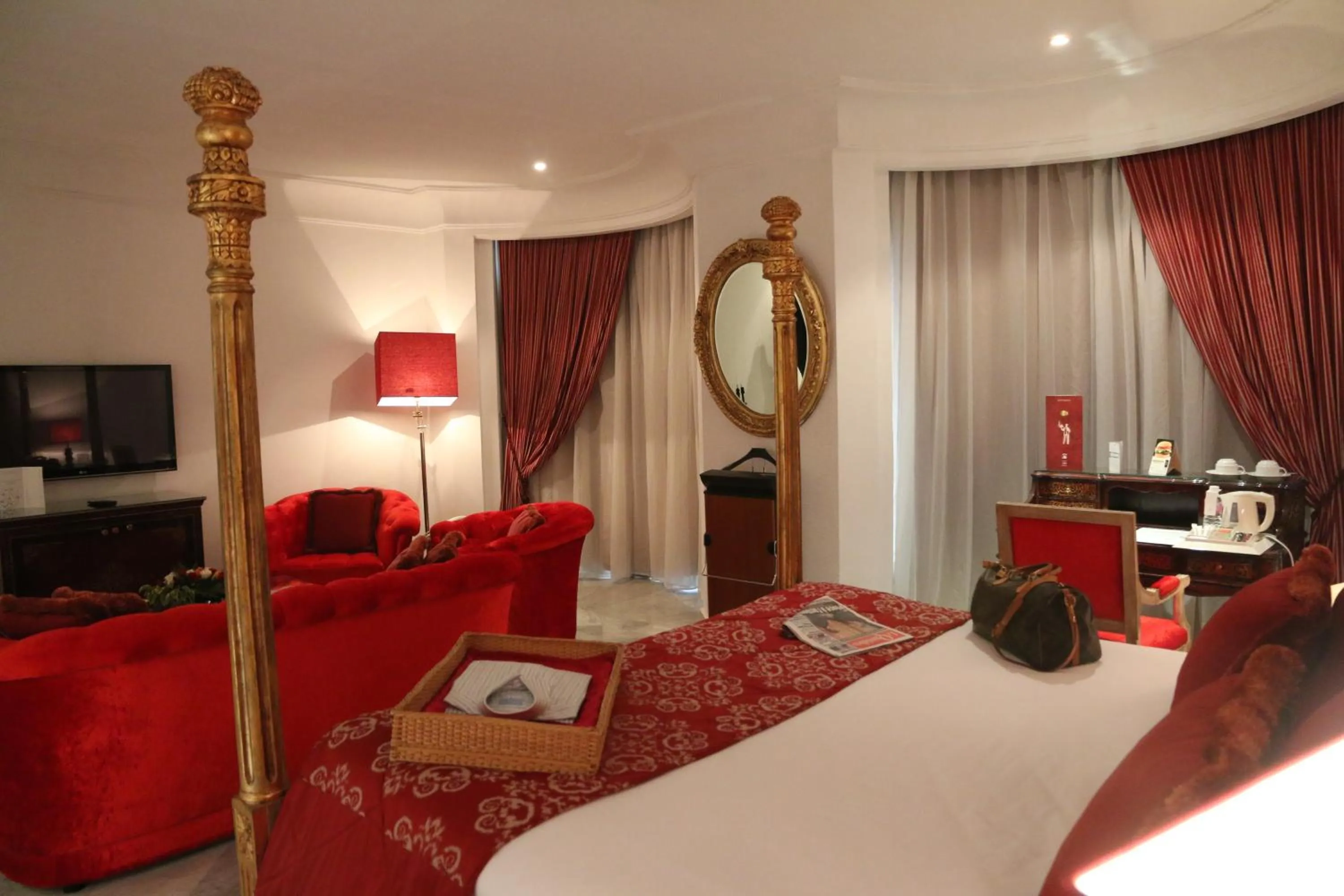 Photo of the whole room, Bed in Hôtel La Maison Blanche