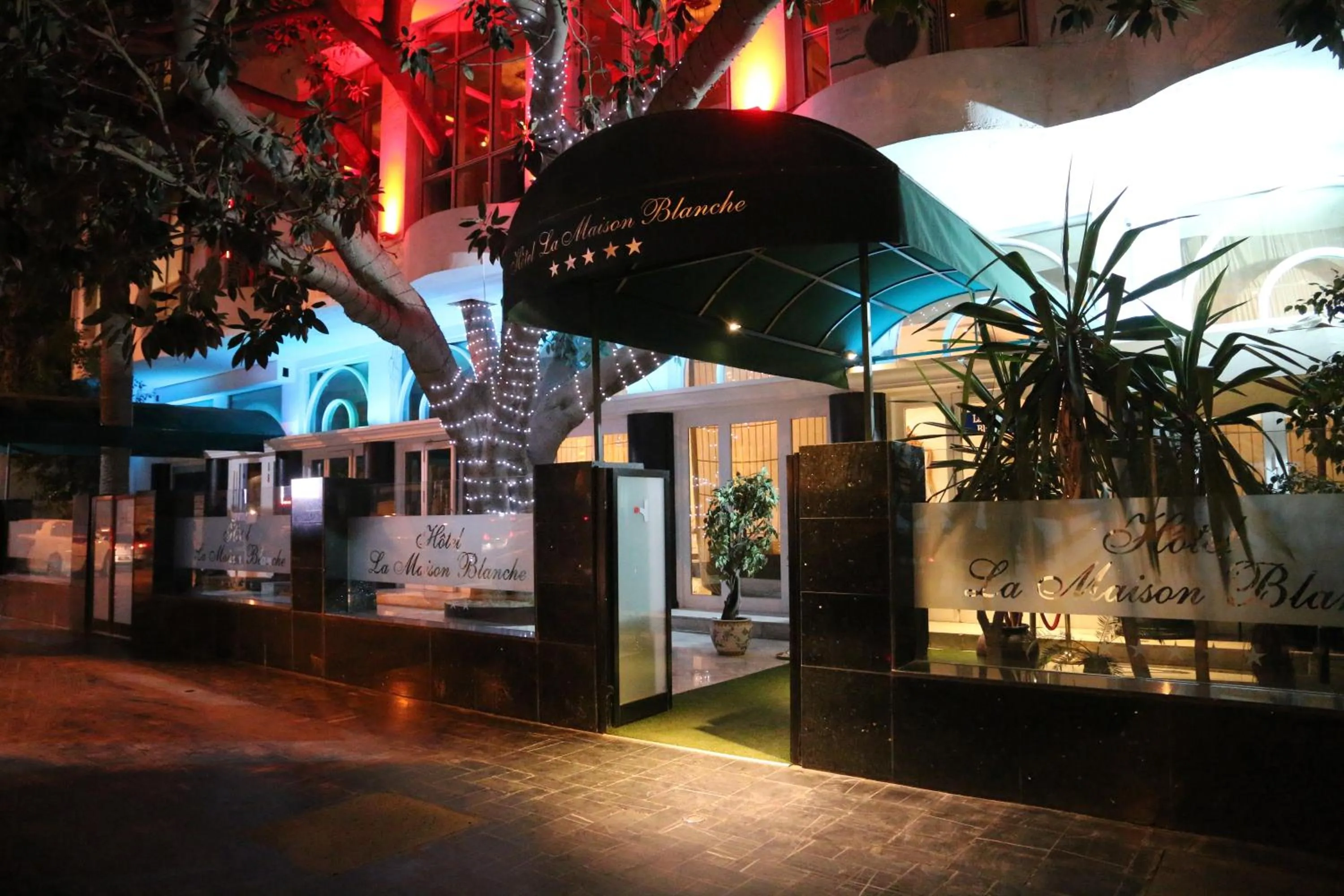 Facade/entrance in Hôtel La Maison Blanche