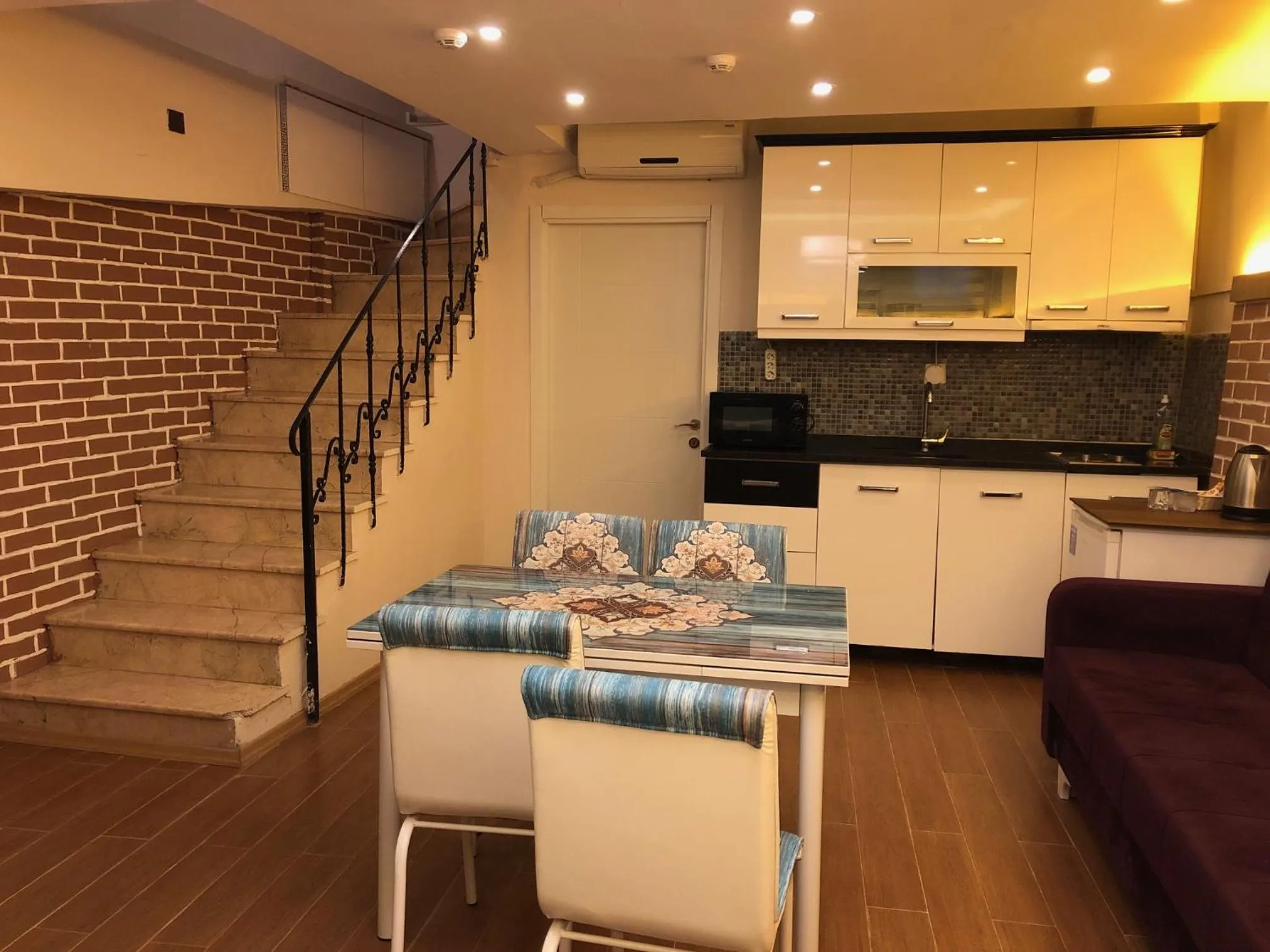 Kitchen or kitchenette in Rose Mansion by Otantik Suites