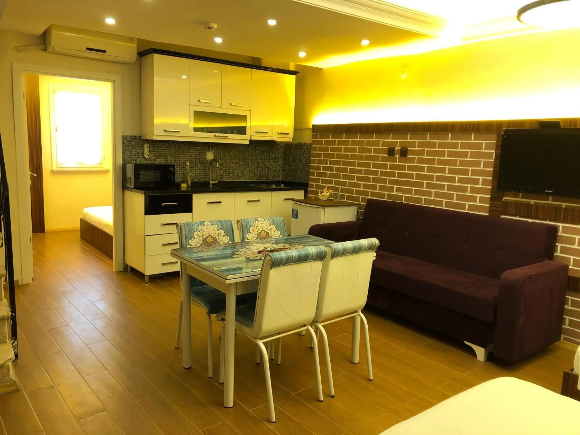 Kitchen or kitchenette in Rose Mansion by Otantik Suites