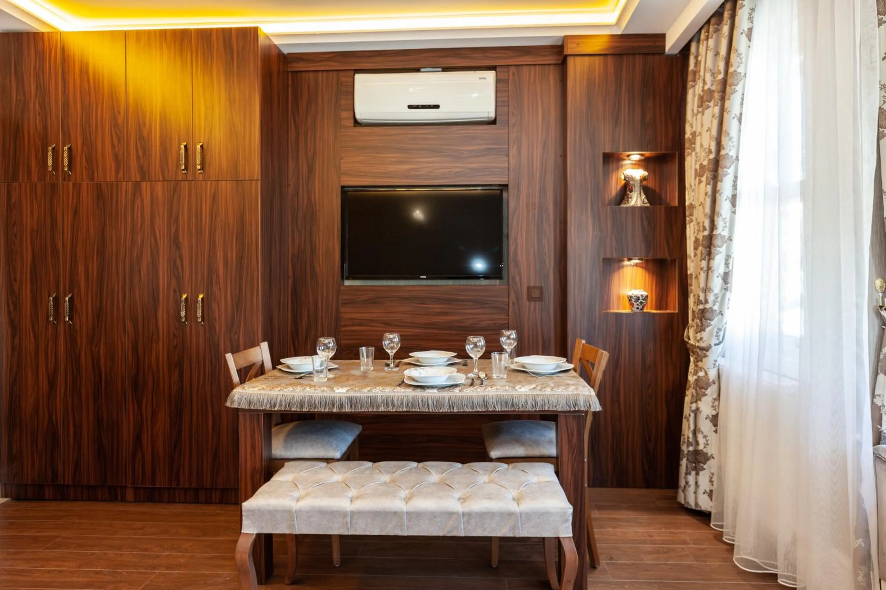 TV and multimedia in Rose Mansion by Otantik Suites