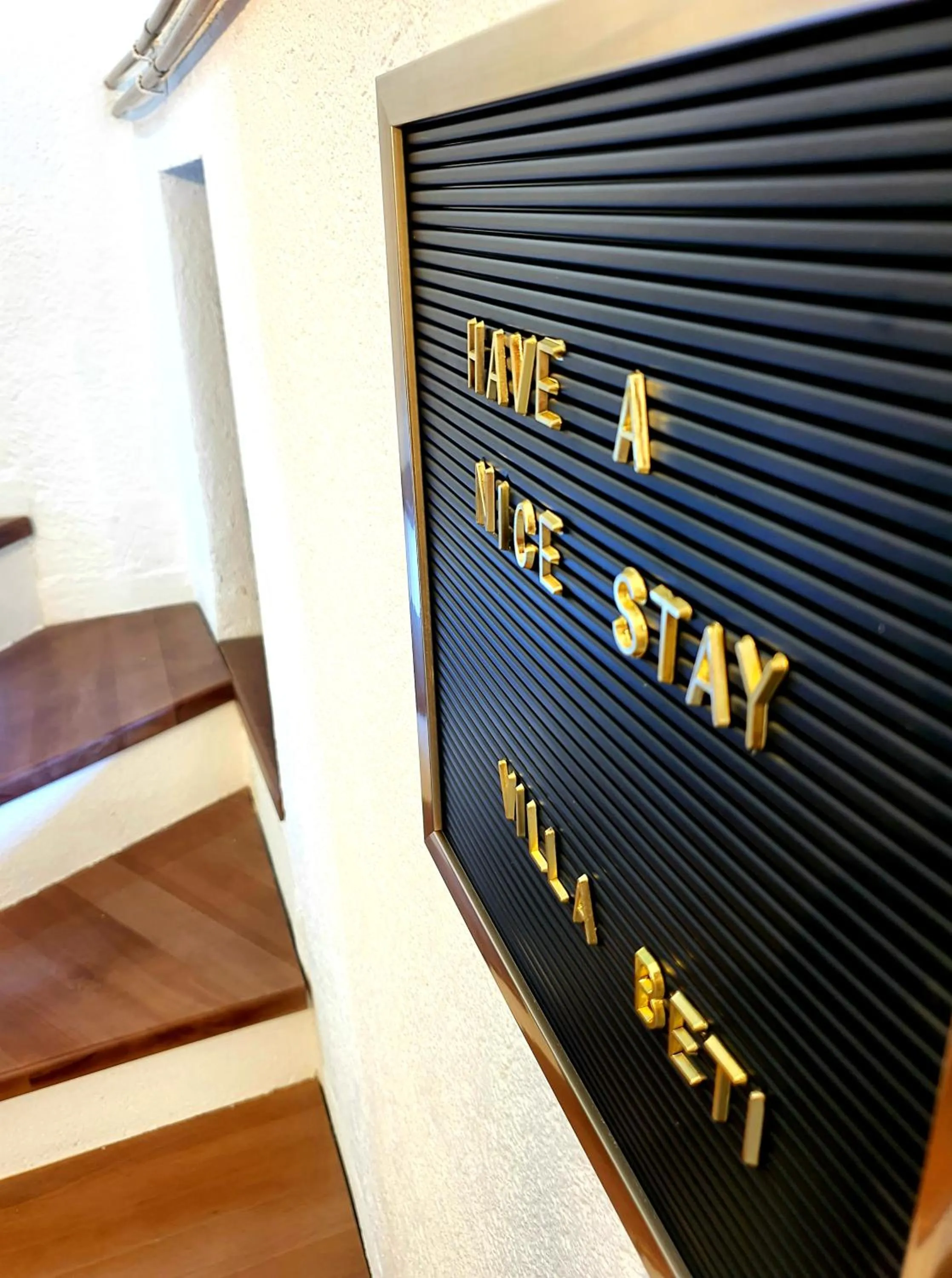 Text overlay in Villa Beti