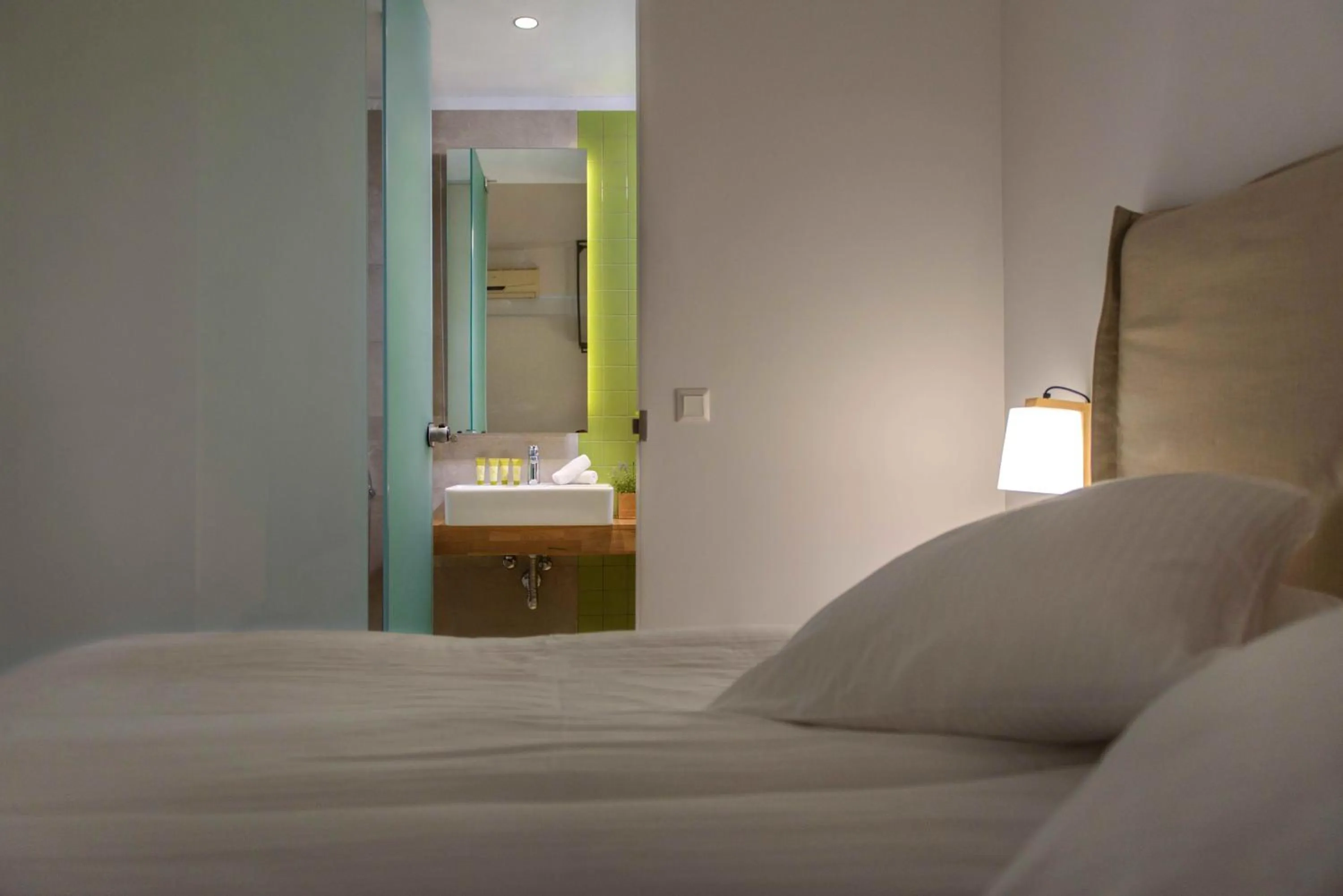 Bathroom, Bed in Akrathos Beach Hotel