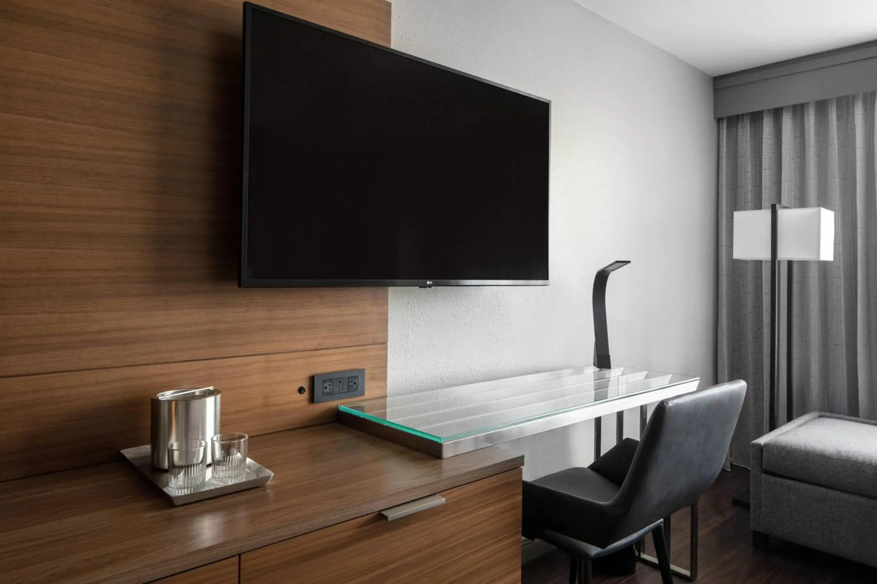 Guest room, 2 Queen, With view in New Orleans Marriott Warehouse Arts District Guest room, 2 Queen, With view in New Orleans Marriott Warehouse Arts District