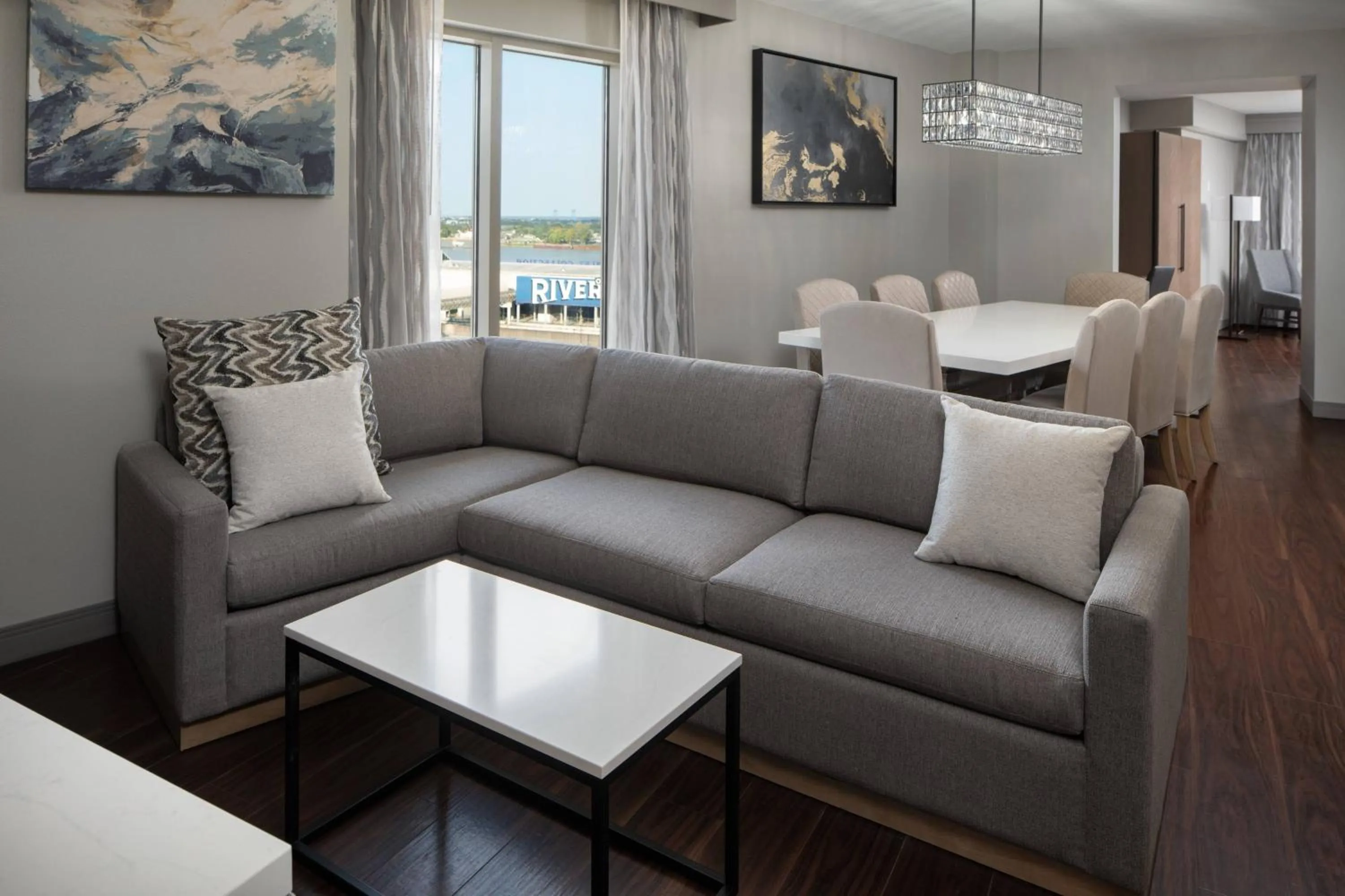 Living room in New Orleans Marriott Warehouse Arts District