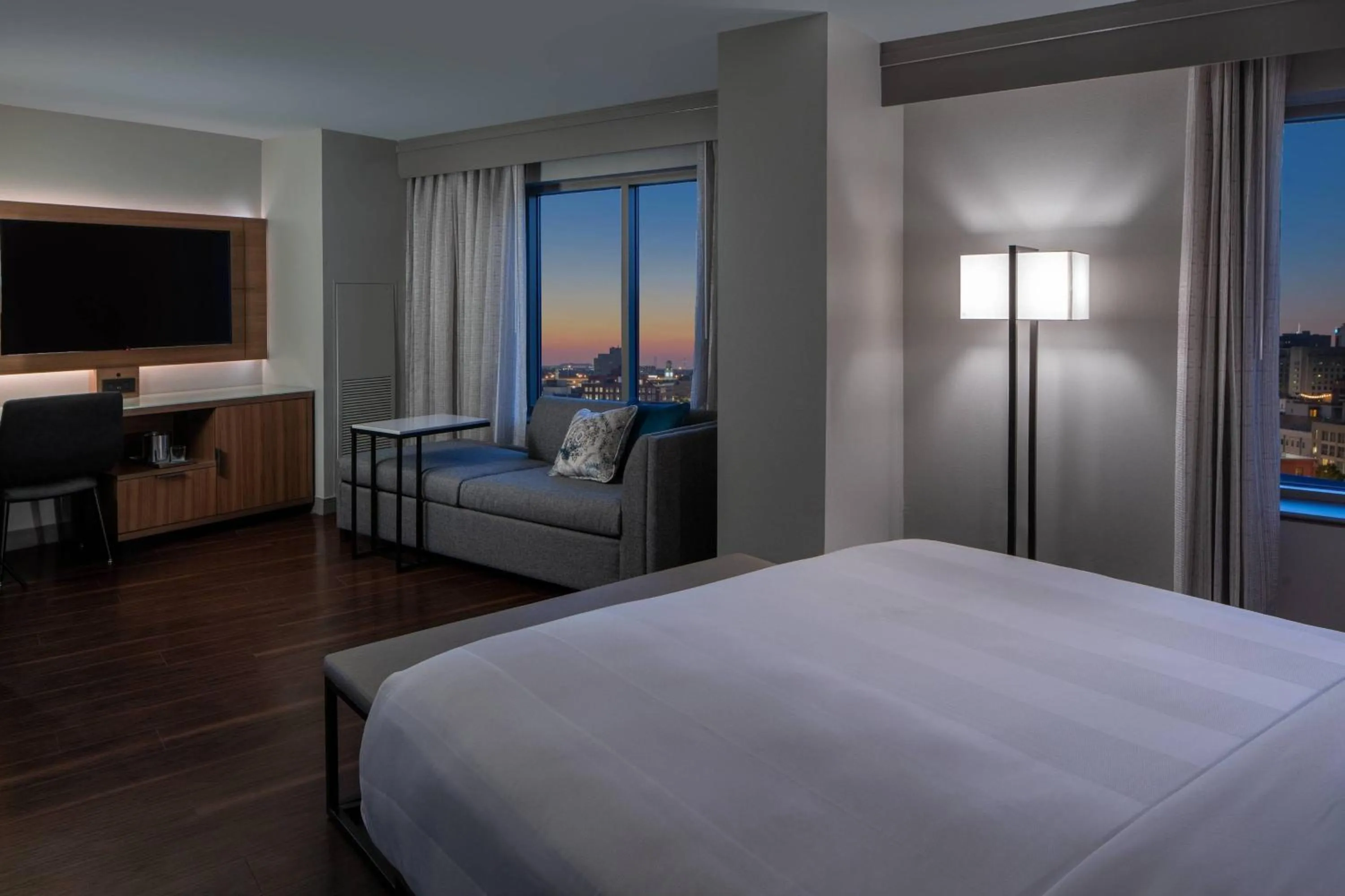 Photo of the whole room, Bed in New Orleans Marriott Warehouse Arts District