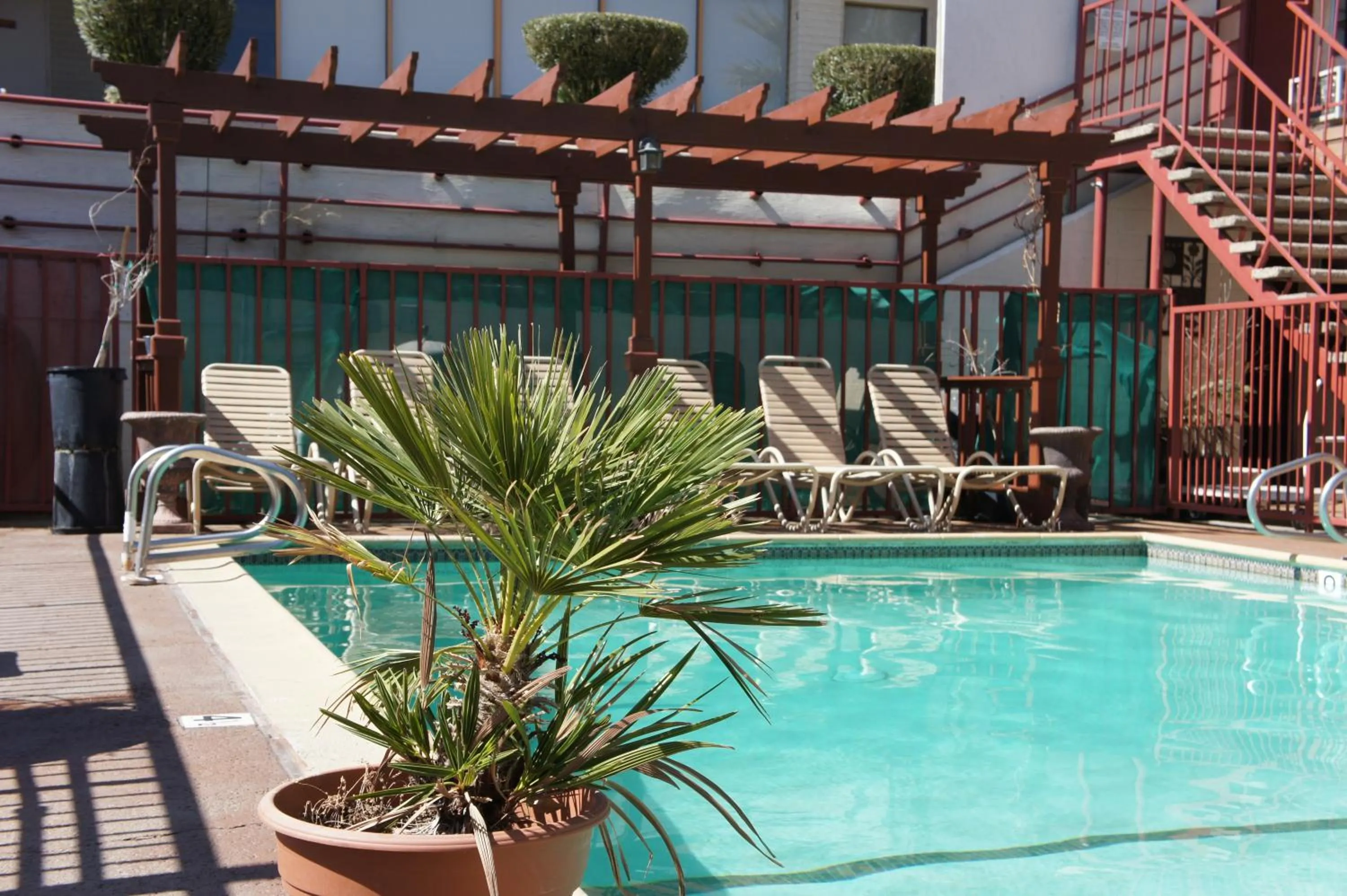 Swimming pool in Park Avenue Inn & Suites