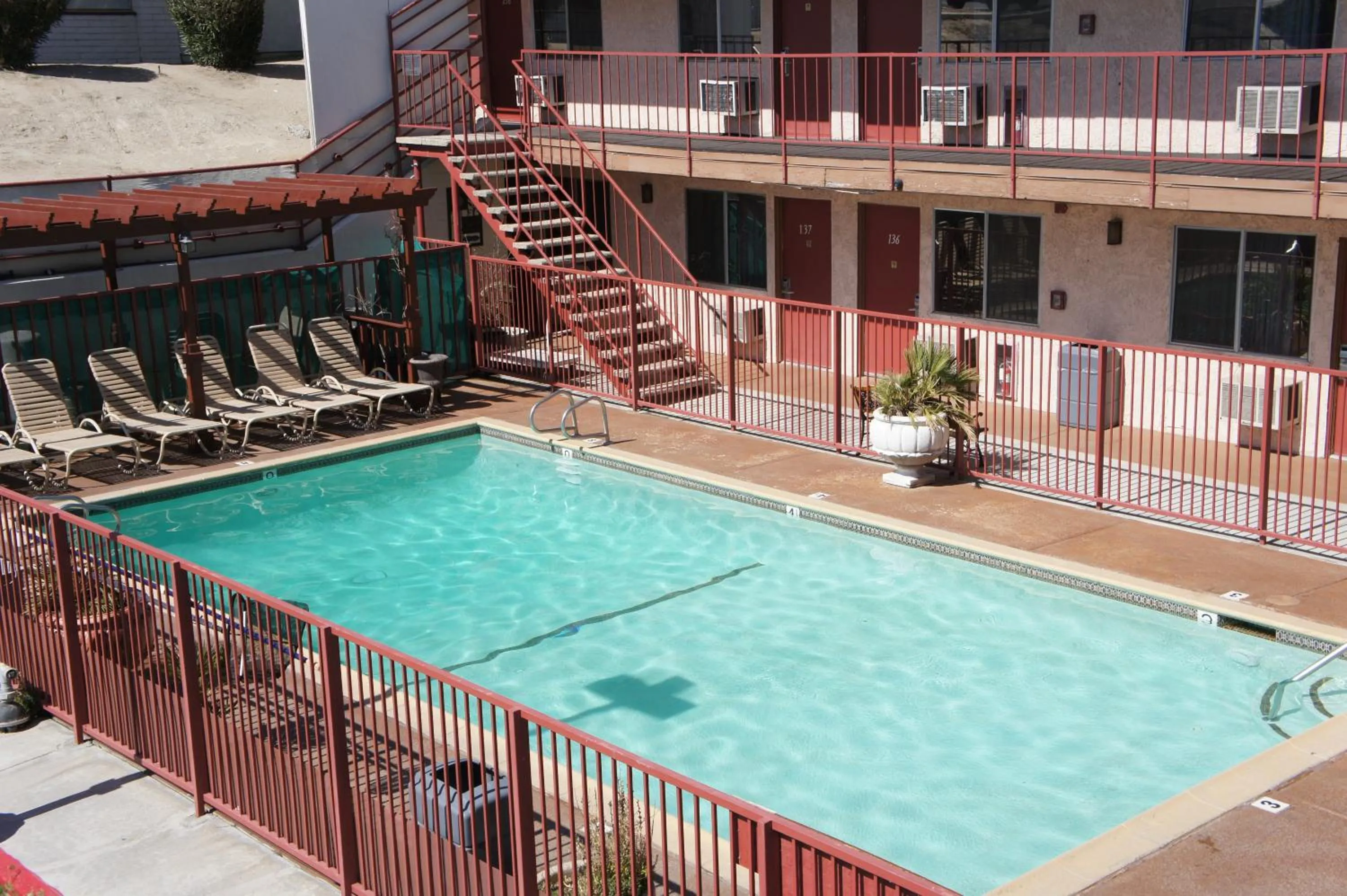 Swimming pool in Park Avenue Inn & Suites