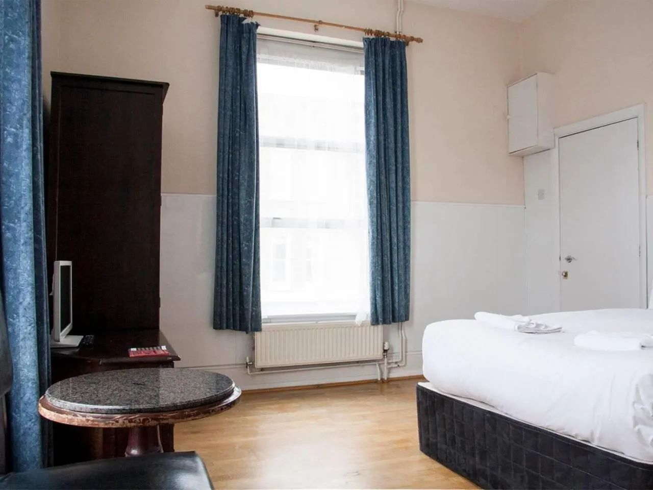 Photo of the whole room, Bed in Caledonian Studio Flats