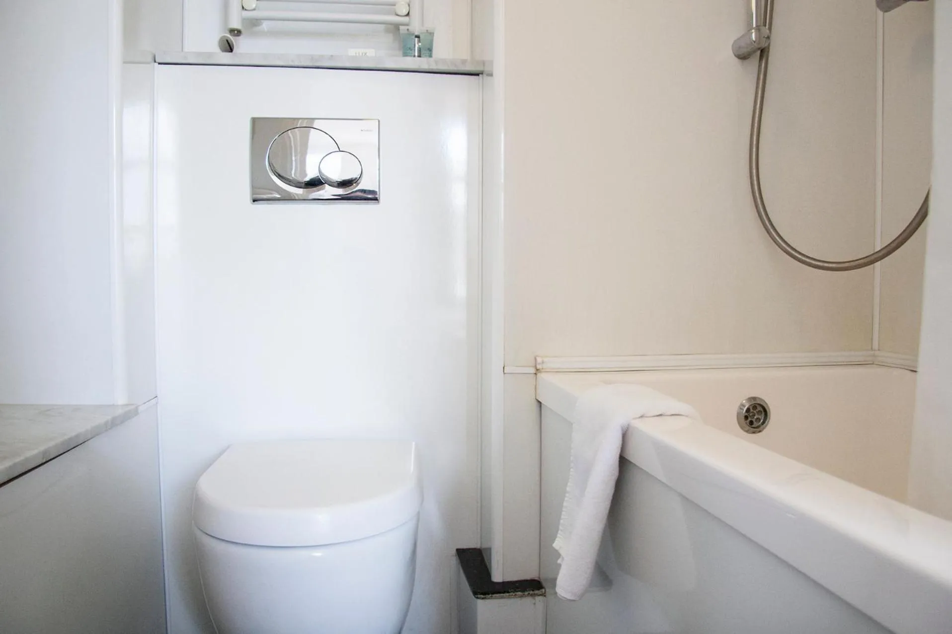 Toilet in Caledonian Studio Flats