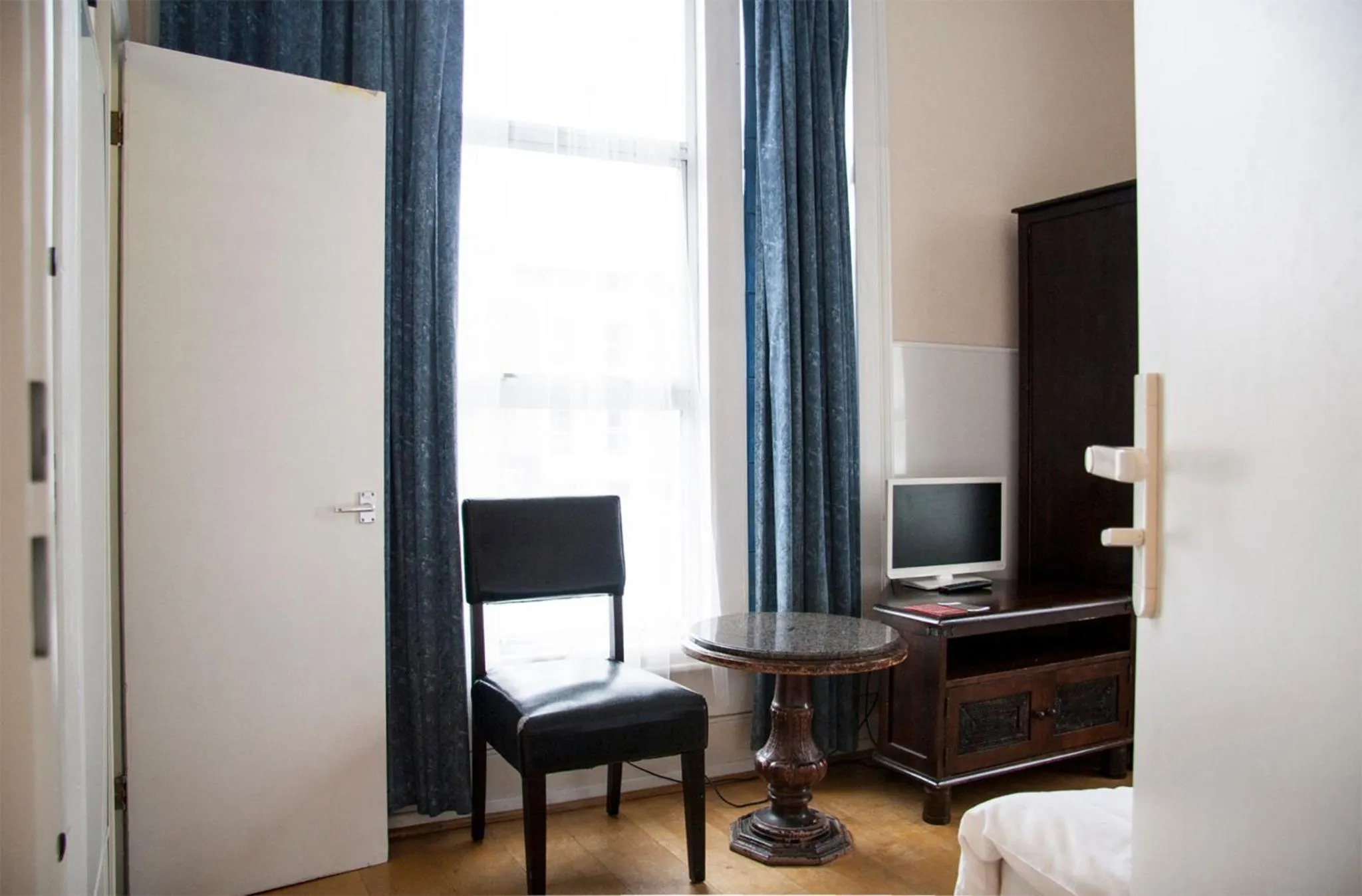 Living room, Bed in Caledonian Studio Flats